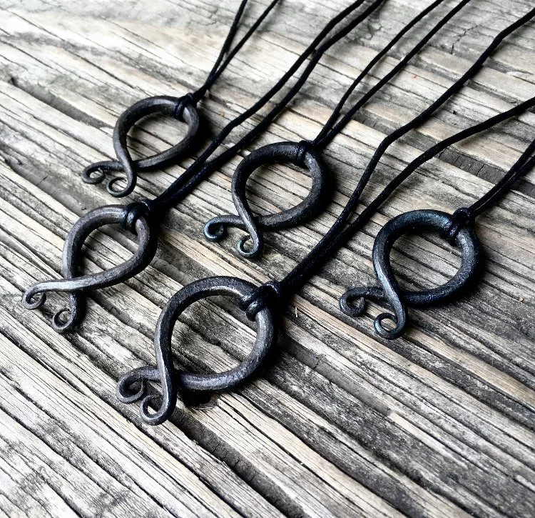 Troll　ブラックメタル black l Troll Cross, Small, Hand-forged – Grimfrost