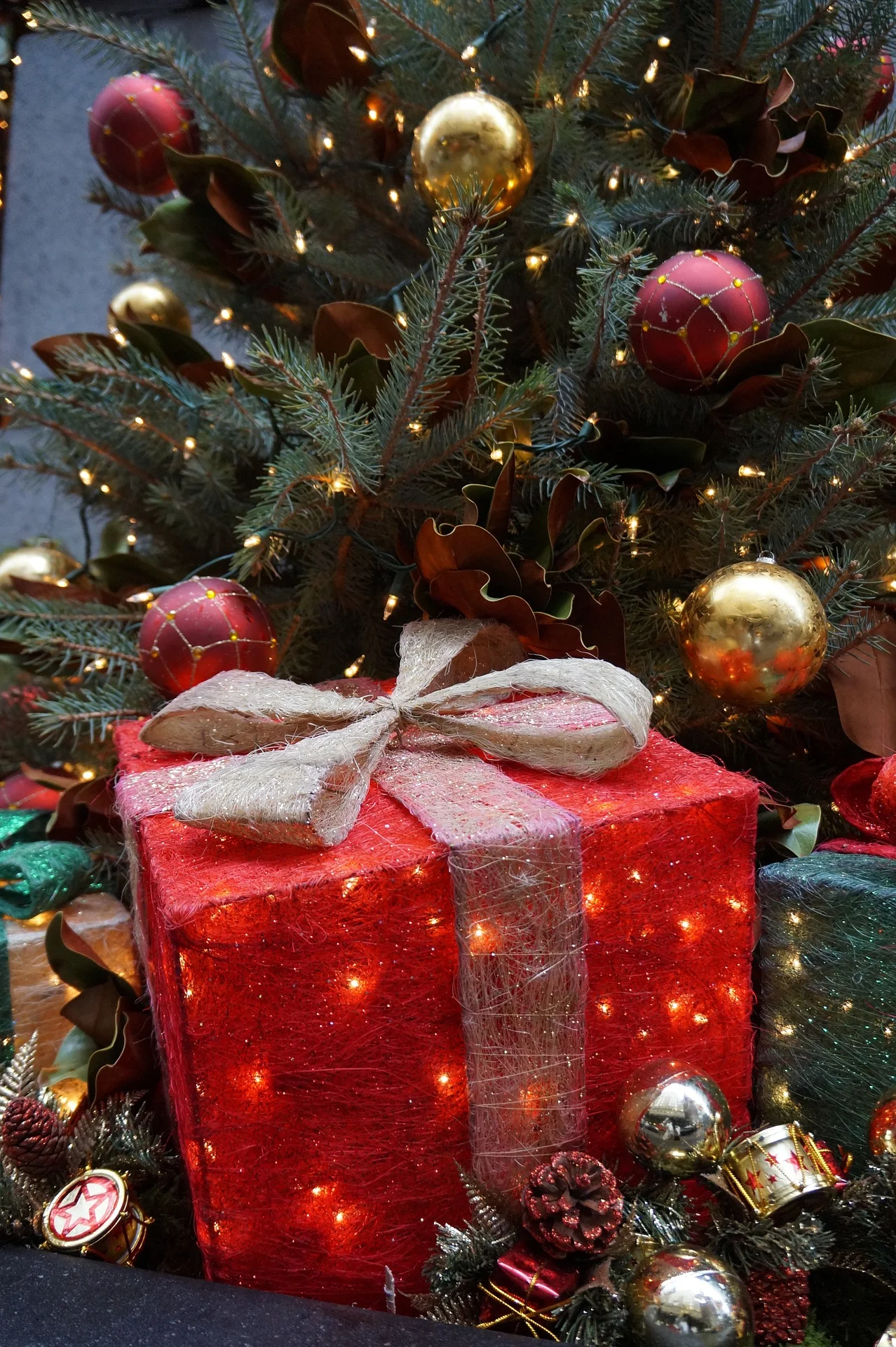 Gift Guide:  10 Beautiful Holiday Gifts with Southern Flair for Her
