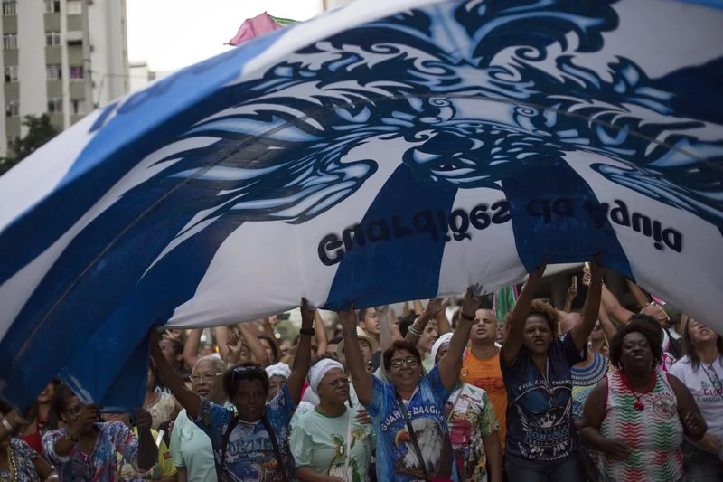 Samba schools protest against budget cuts for Carnival