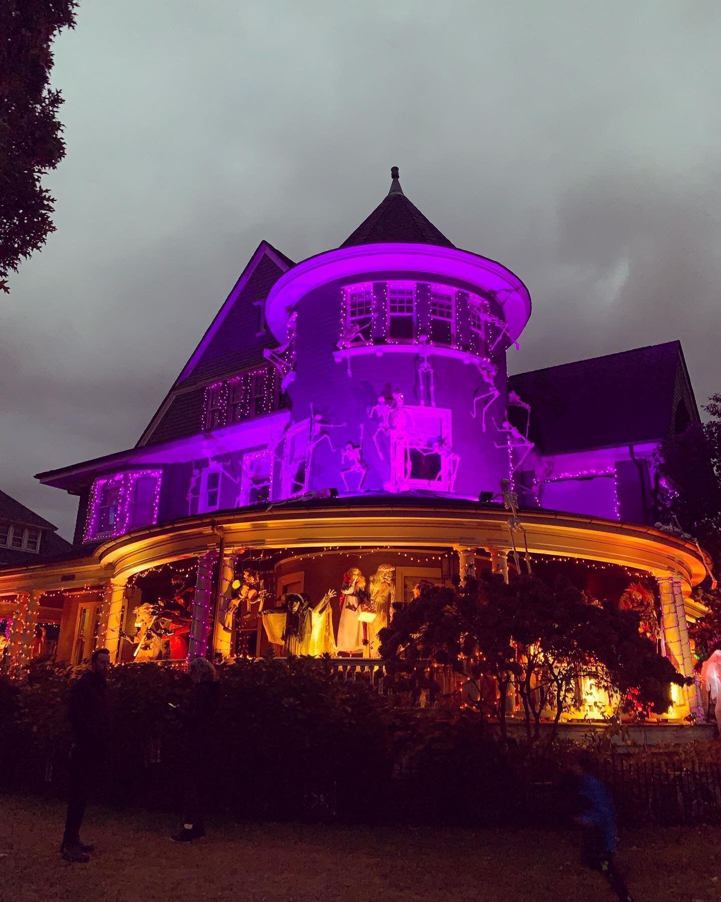 In the spirit of this weekend&rsquo;s festivities, I thought I&rsquo;d give you all a walking tour of my neighborhood&rsquo;s famous &ldquo;Halloween House&rdquo; (owned by Pulitzer Prize-winning playwright, David Lindsay-Abaire). This year&rsquo;s h