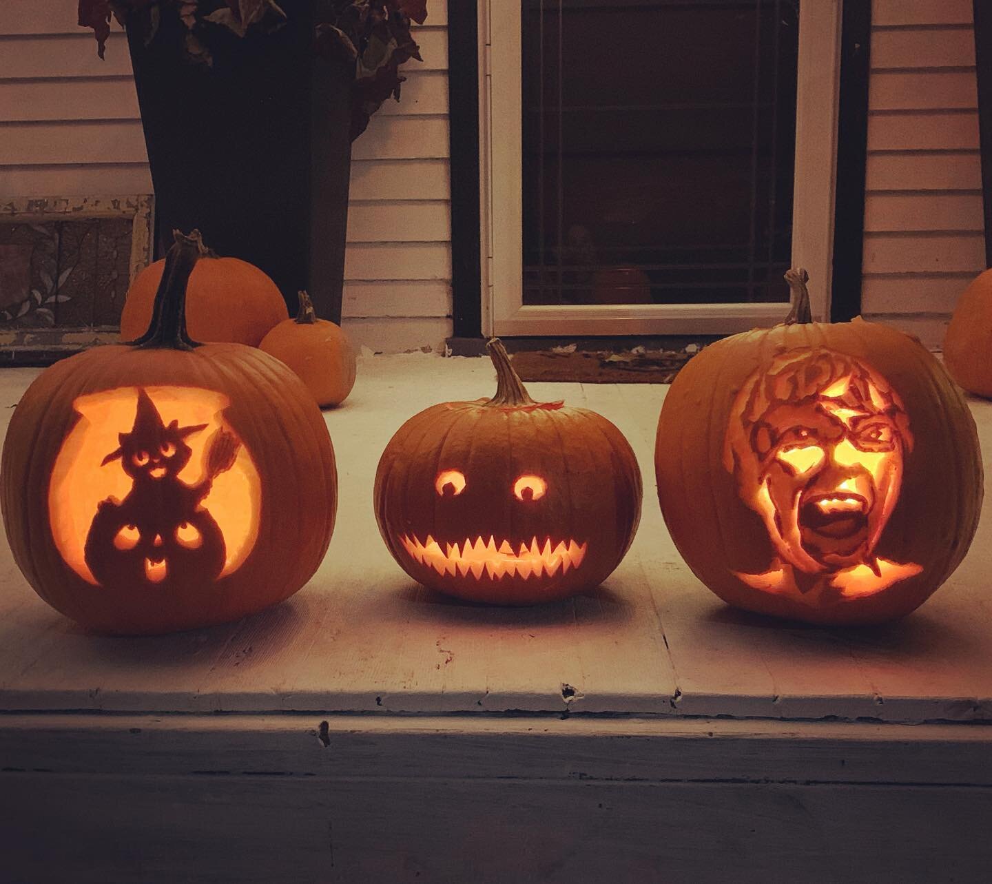 Had the best time carving jack-o-lanterns with @bradydelvecchio and Evan in their gorgeous new home! 🎃 My pumpkin is the one with the cute witchy cat, Brady&rsquo;s is the goofy guy with all the teeth, and Evan&rsquo;s is the impressive screaming fa