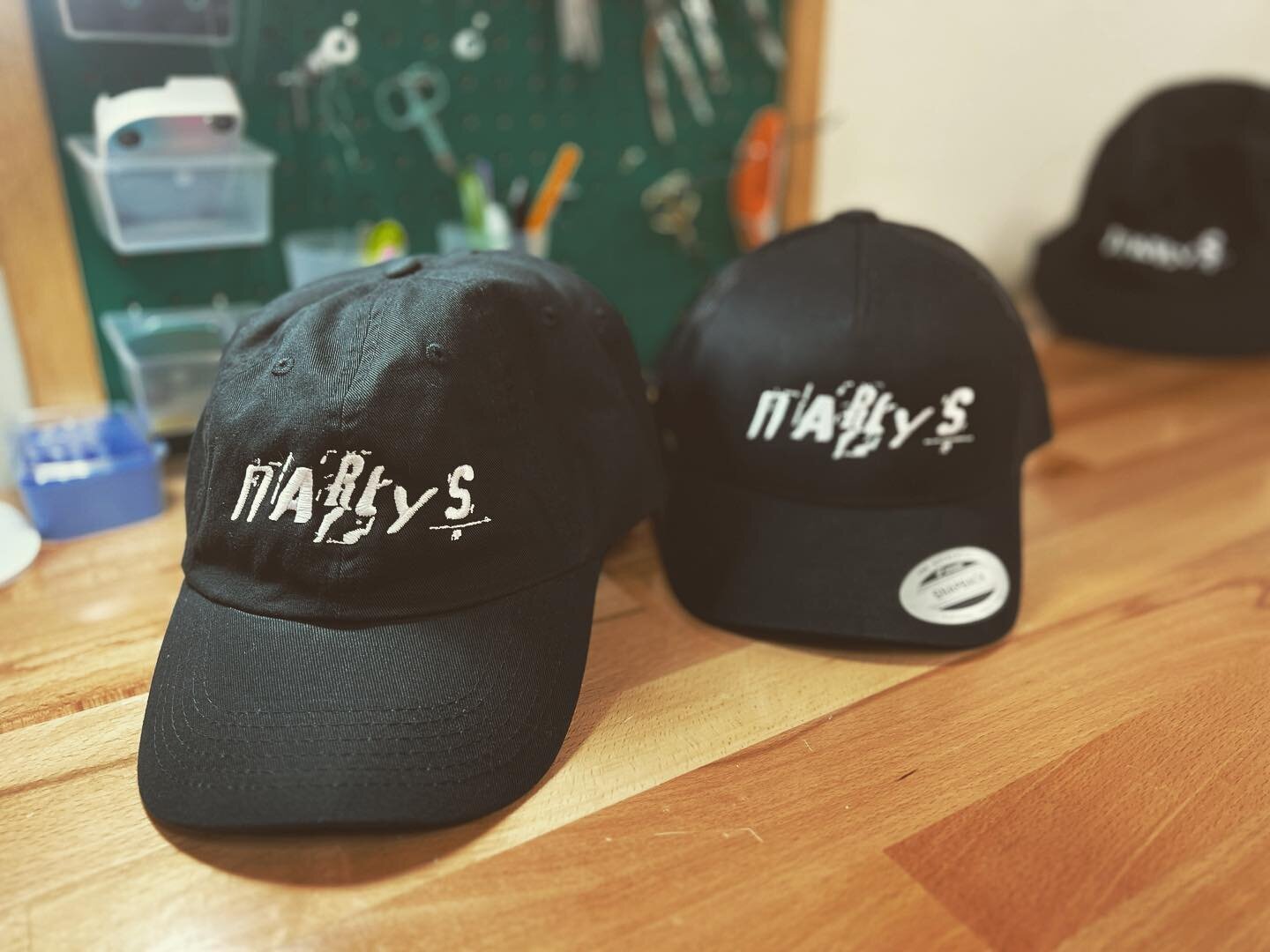 Embroidered hats for Roswells newest food truck @narlysfoodtruck 
.
.
.
#moonmanprinting #moonmanembroidery #roswellnewmexico #roswellnm #downtownroswellnm #mainstreetroswell #embroidery #embroideredhats #yupoong #melco #narlysfoodtruck