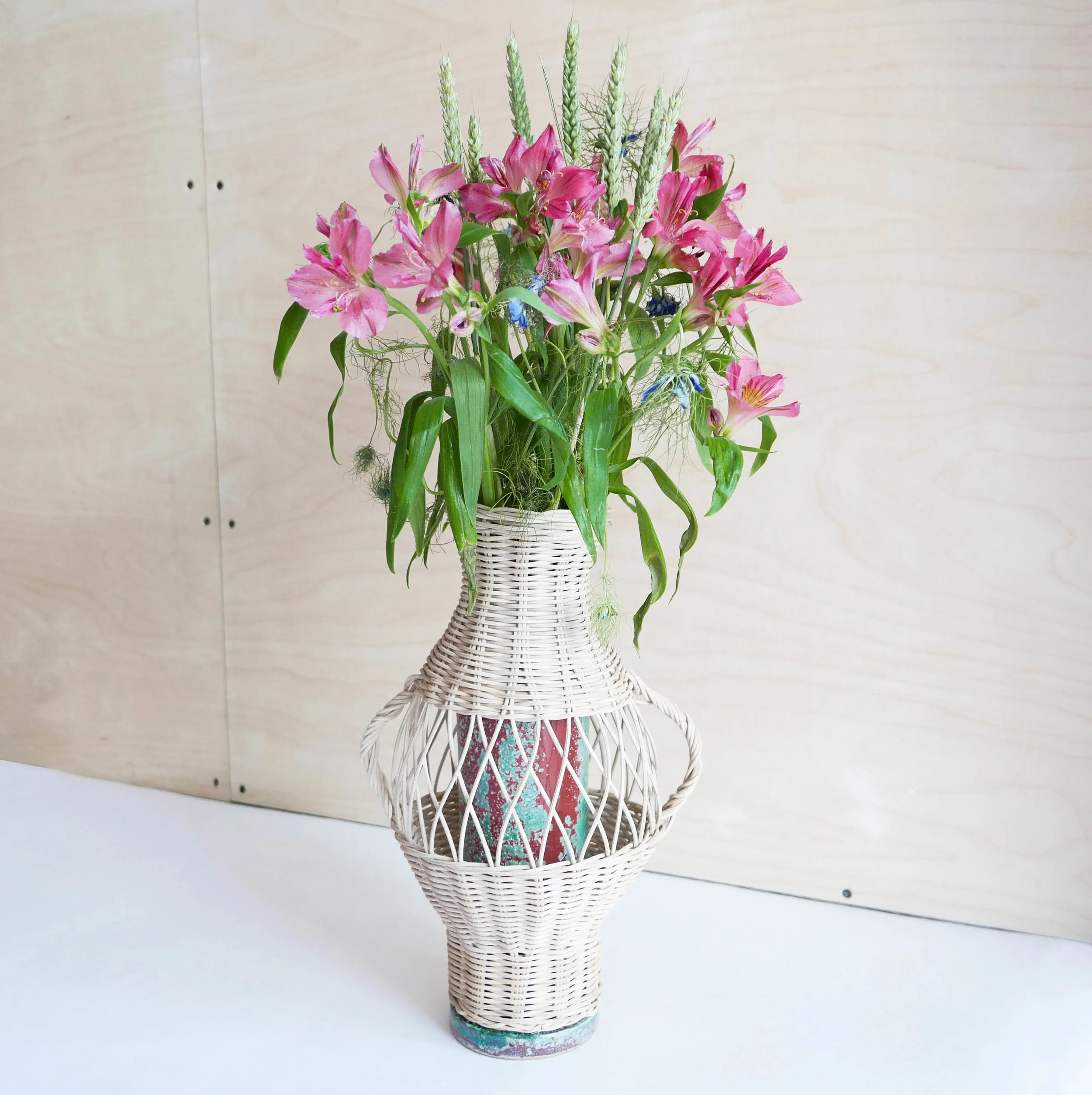 DATCHA - Vase en céramique vert avec rotin tressé ajouré et bouquet de fleurs / Green ceramic vase with braided openwork rattan and flowers
