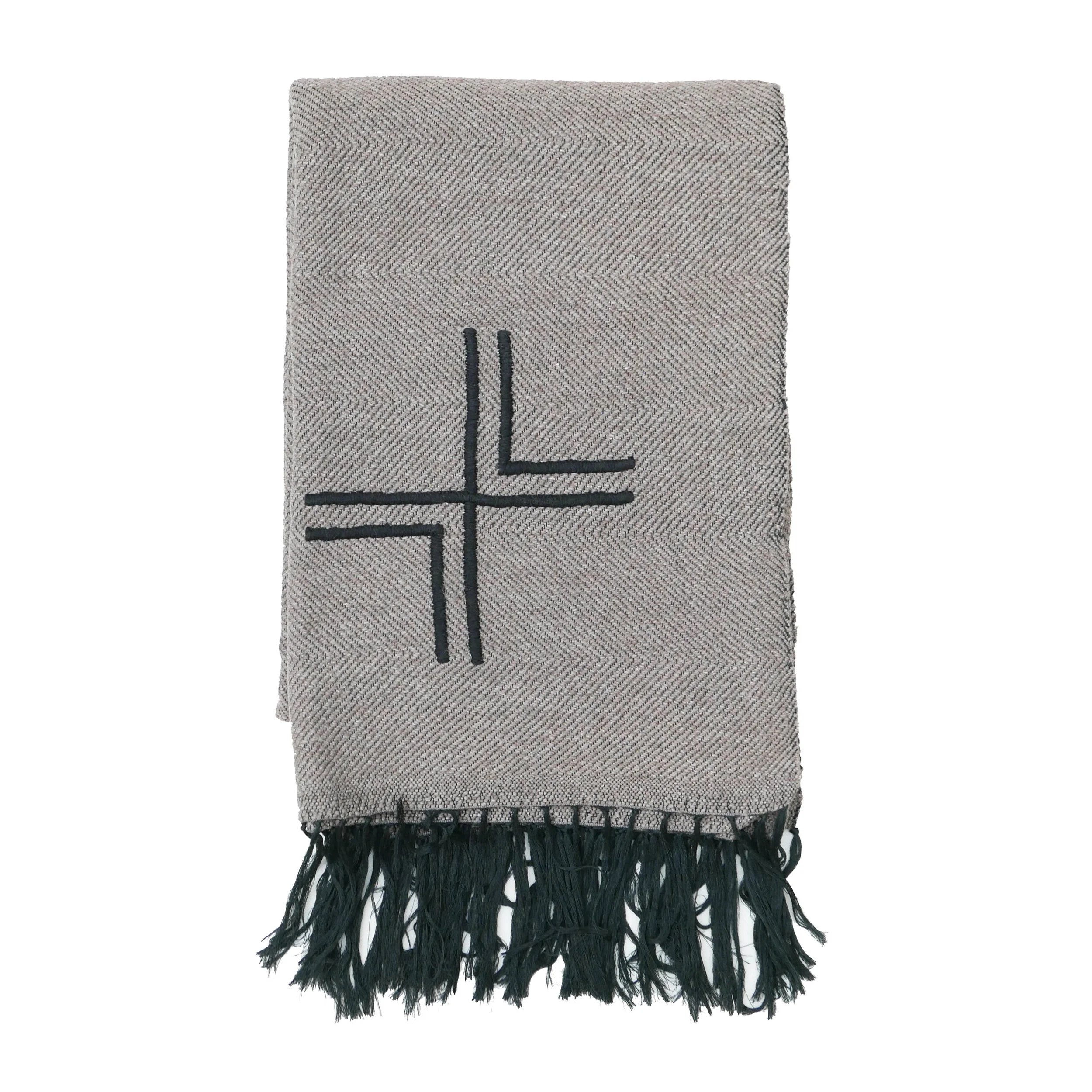 DATCHA - Couverture laine grise tissée et brodée à la main avec motif berbère / Hand-woven and hand-embroidered grey wool blanket with black ethnic abstract pattern