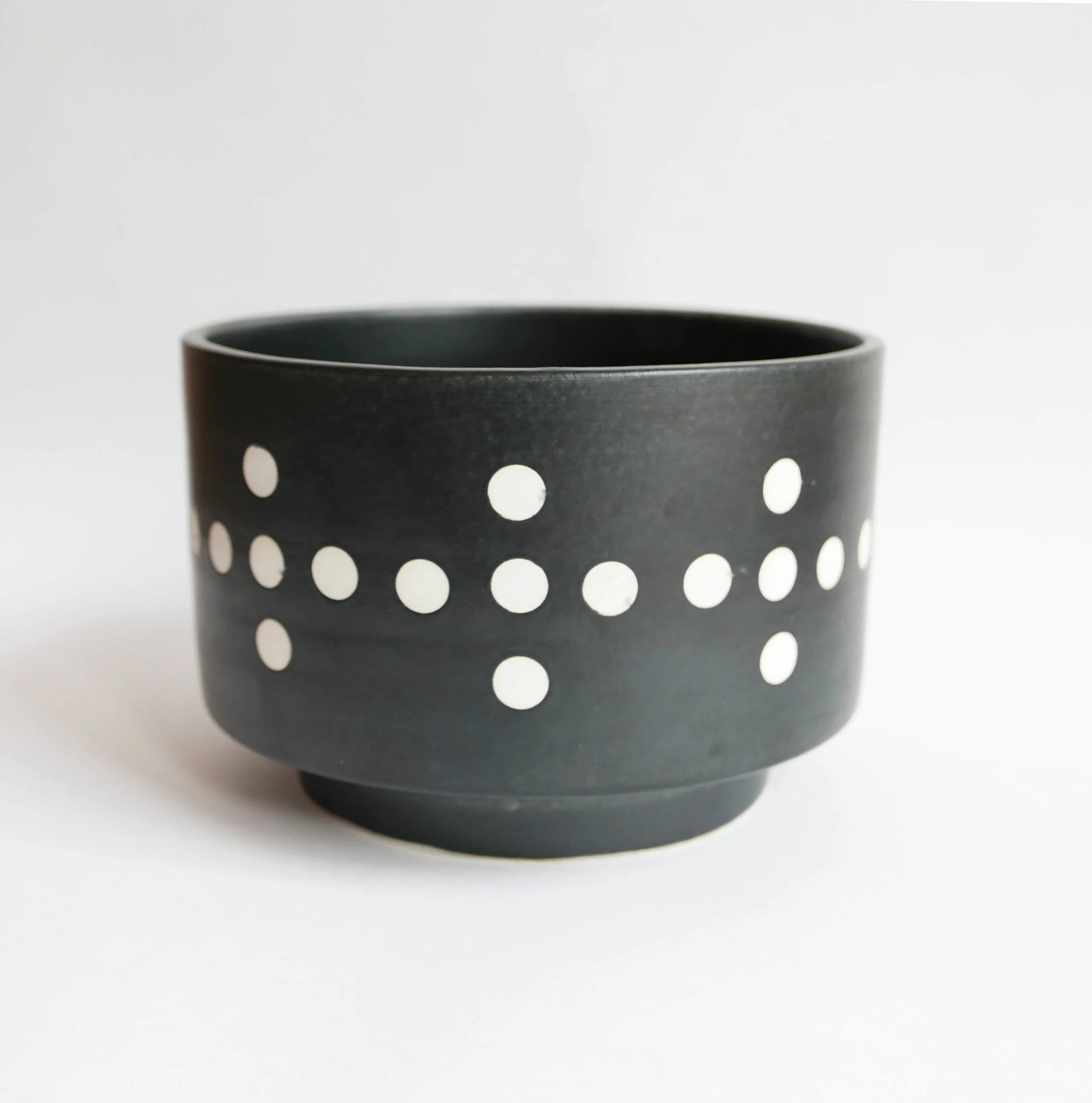 DATCHA - Saladier plat de service ou de présentation en céramique noir et pois motifs ronds blancs / Black ceramic serving dish salad bowl with white dots