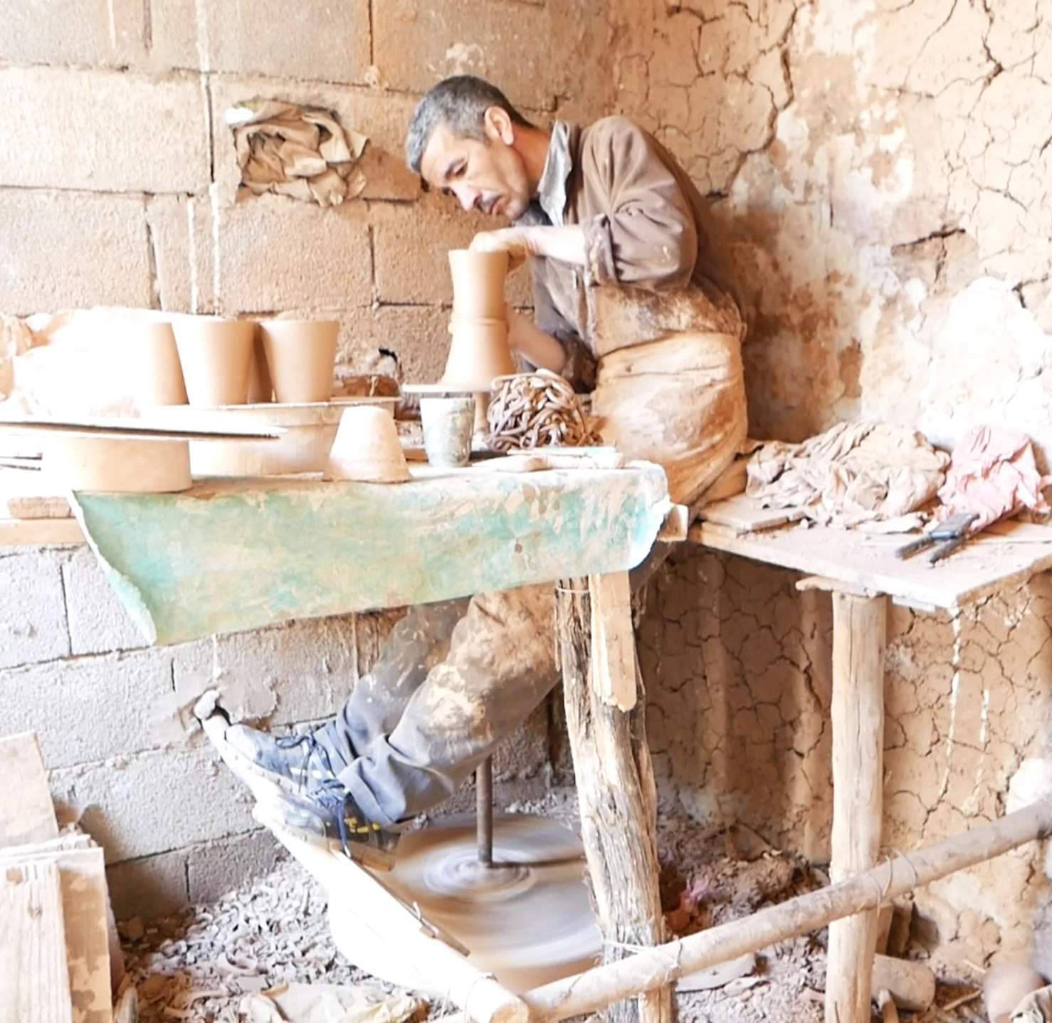 DATCHA Artisan potier marocain dans son atelier / Moroccan craftsman at work in his studio