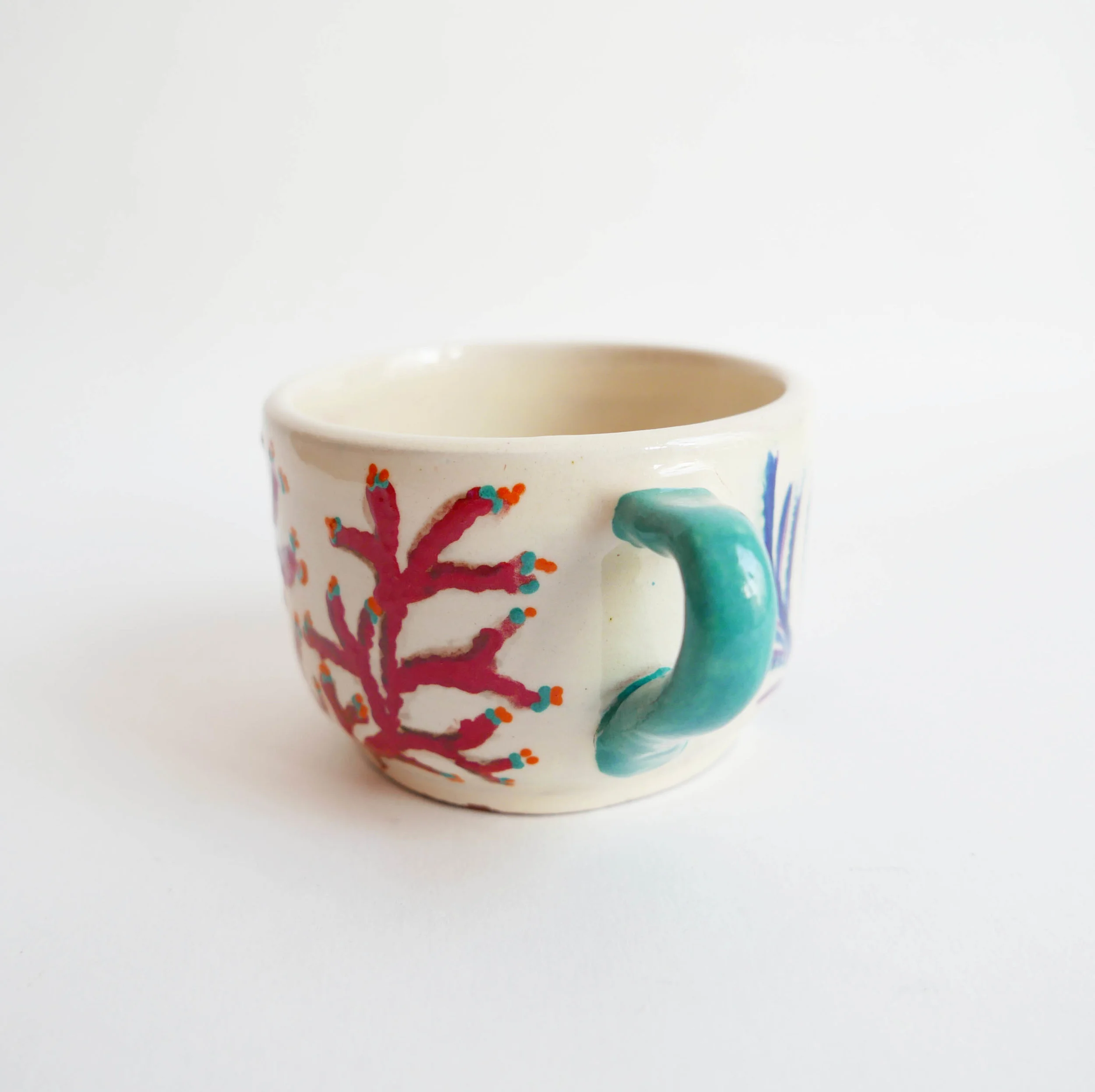 DATCHA - Tasse à café ou thé avec anse en céramique blanche motif algues et corail colorés / White ceramic mug or tea cup with handle and colorful seaweed patterns
