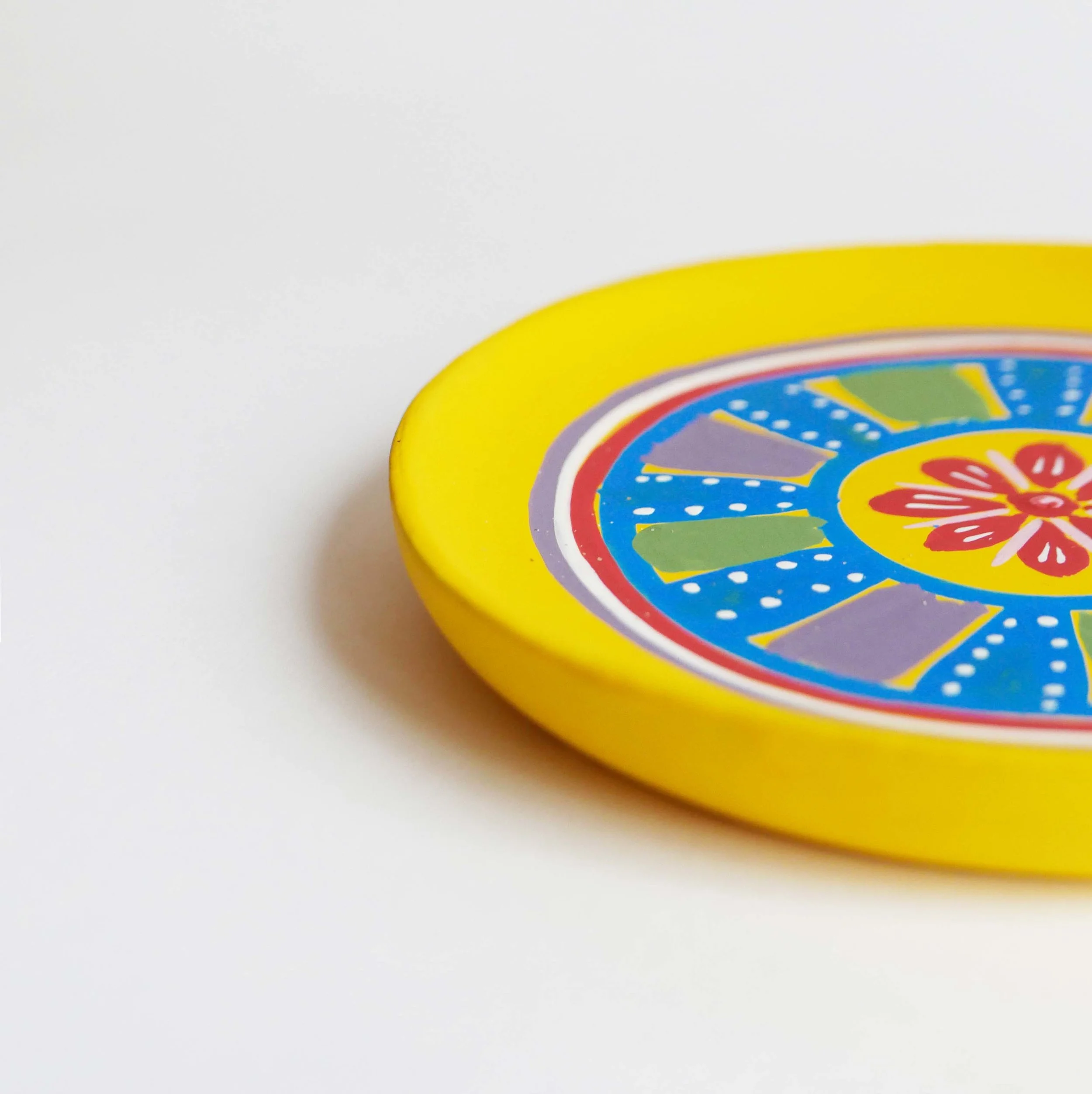 DATCHA - Petit plateau coupelle assiette bois peint coloré jaune motif fleur / Small painted wooden tray or plate yellow with flowers pattern