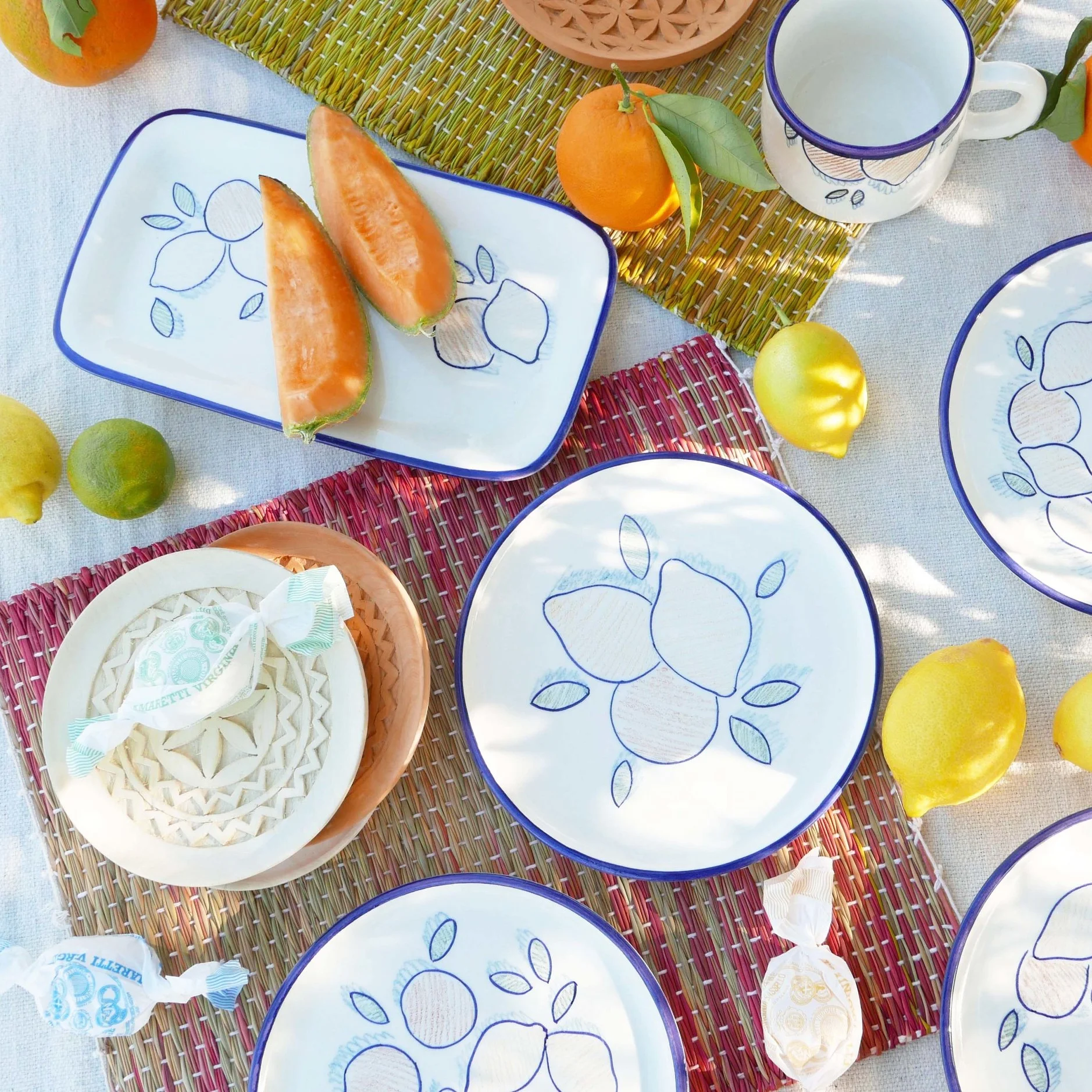 Datcha - Collection Syracuse table avec vaisselle peinte à la main aux motifs d'agrumes / Table with tableware hand-painted with citrus patterns