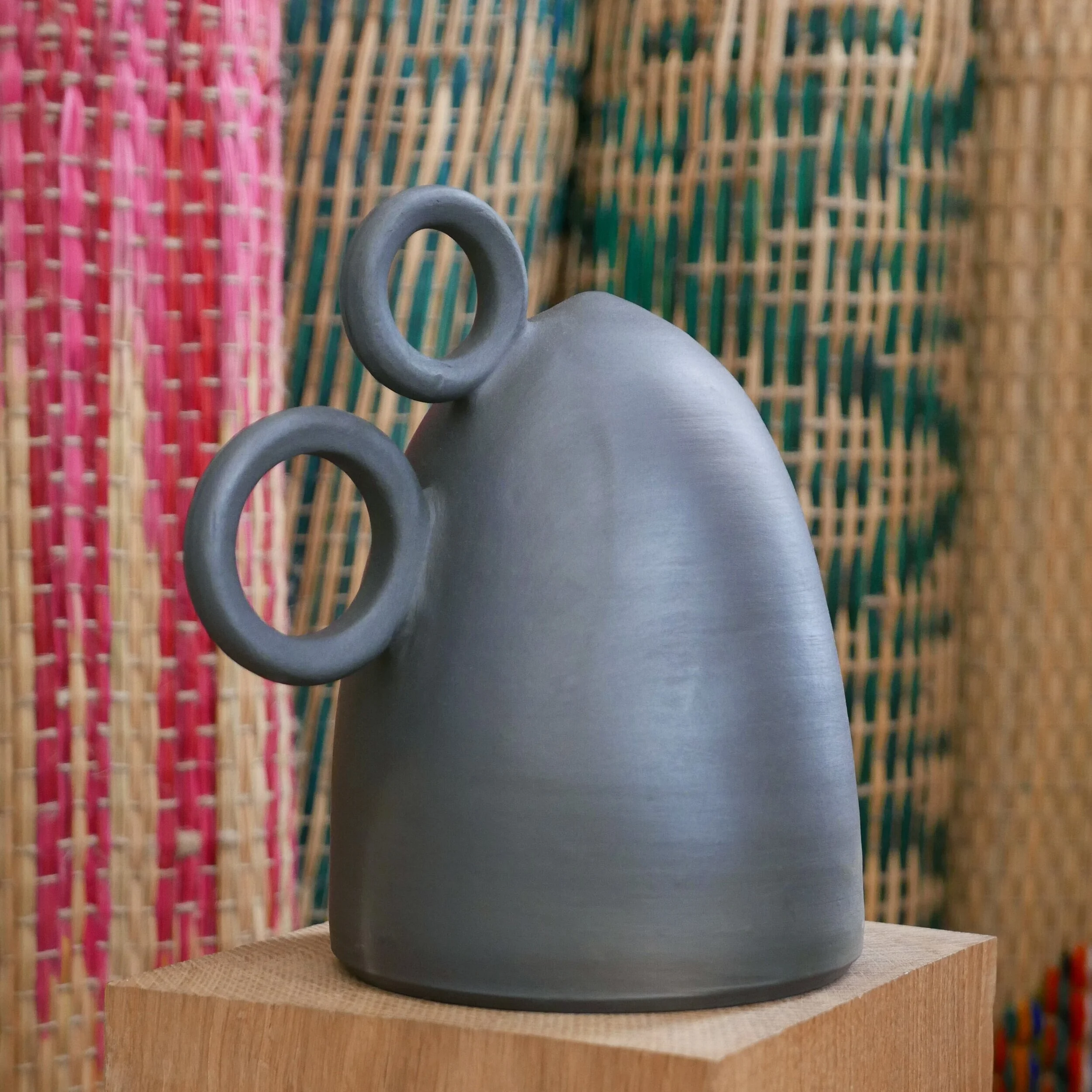 Datcha - Ceramica negra objet décoratif avec anses rondes / ceramica negra decoration