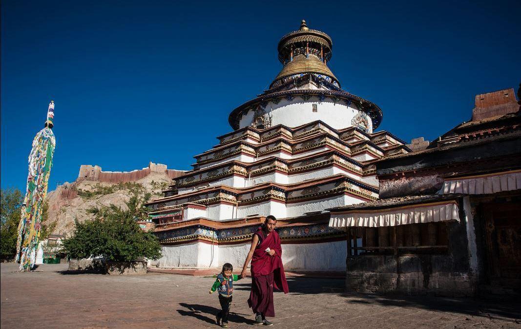 The tiered Kumbum of the Palcho Monastery, the largest chörten in Tibet.