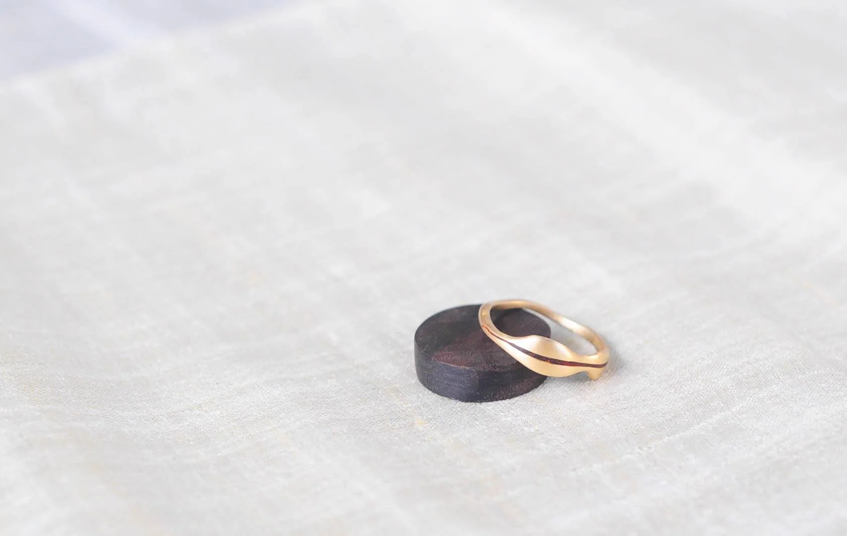 14 karat gold, red sandalwood | wedding ring | The leaf of love | 2016