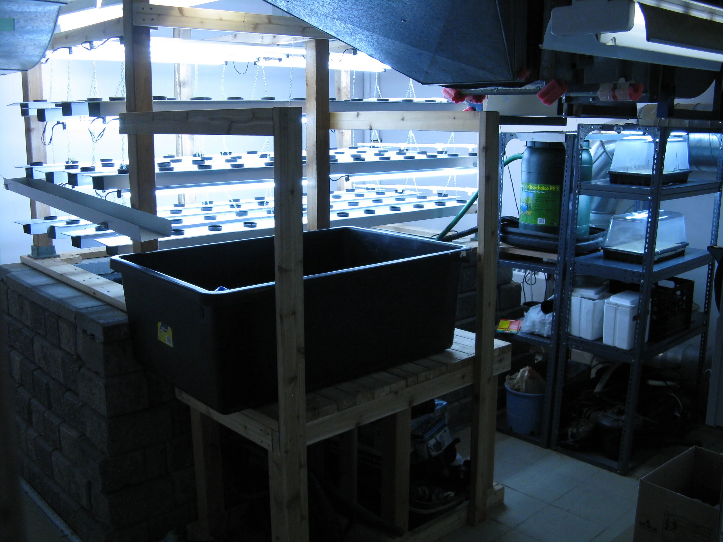  Building the system out of commonly available materials was the first step in creating a food production system based on a participatory approach, where the construction process involved help from students and was used as an educational opportunity.