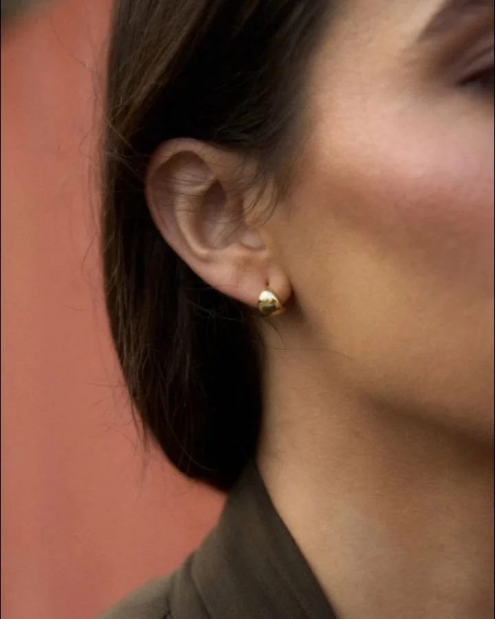 The Bellissima Sleepers celebrate Italian passion 24/7 in these tiny teardrops. They're solid sterling silver, plated in 18k gold and made in Jaipur, India. They're my perfect day-in-day-out sparkles. 

Photography @santibarros
Models @sara_madoz &am