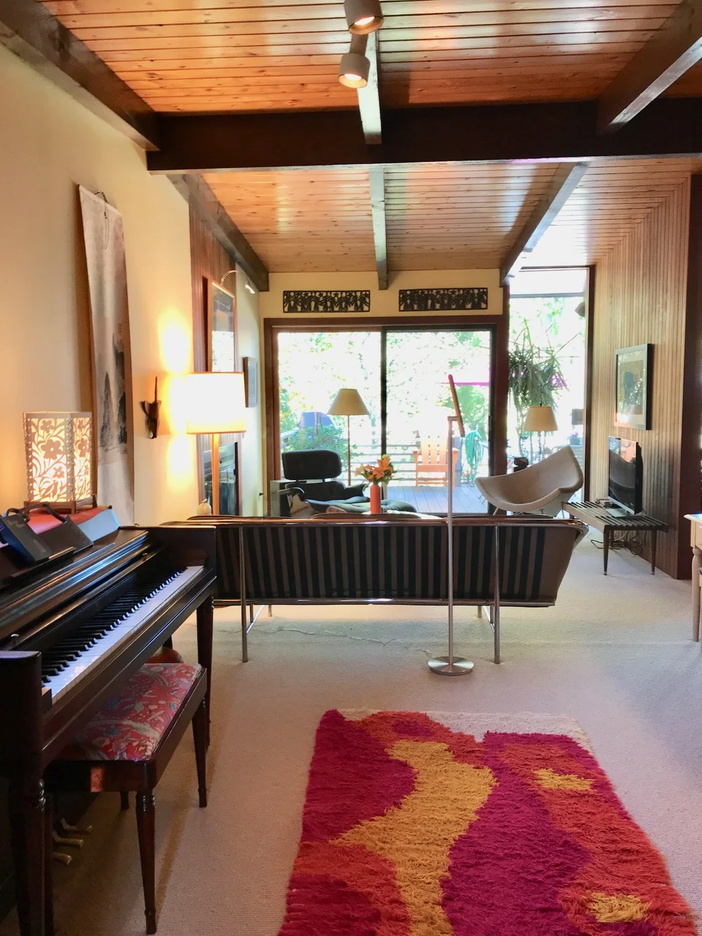 LIVING ROOM WITH VIEW TO DECK