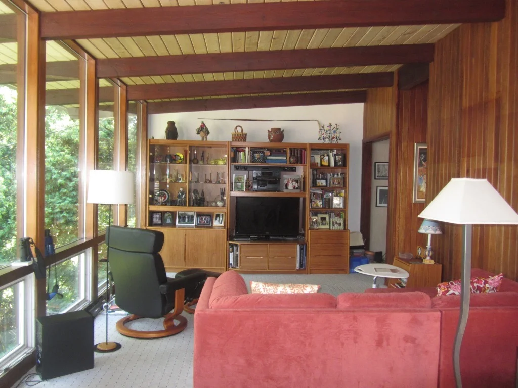 2013 PHOTO OF FAMILY ROOM WITH 4' MODULES AND POST AND BEAM CONSTRUCTION