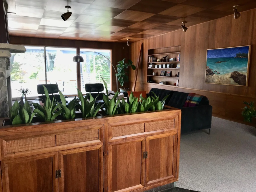 BUILT-IN FOYER PLANTER