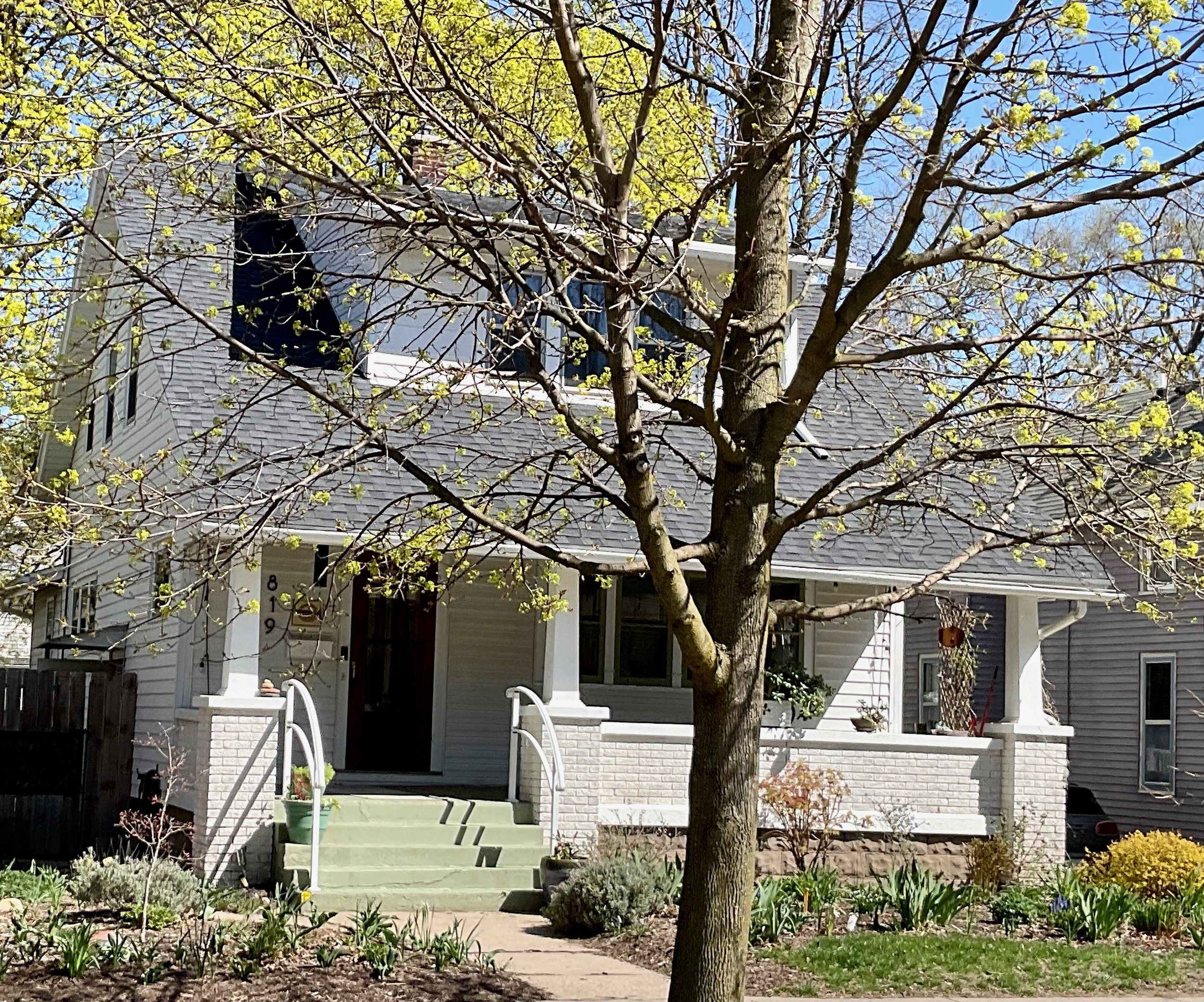   819 LYON NE  