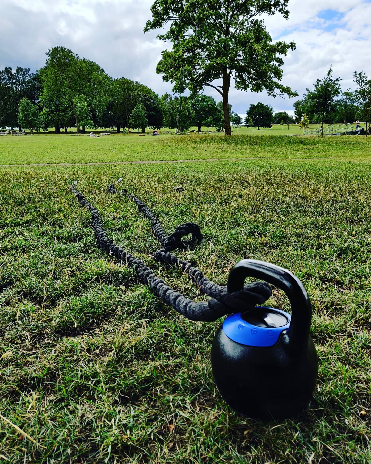 Perfect combination for a horrendously awesome training session. Who doesn't lovely kettlebells and battelropes?! 🤷🏻&zwj;♀️💪
#personaltrainer #outdoors #training #kettlebell #battleropesworkout