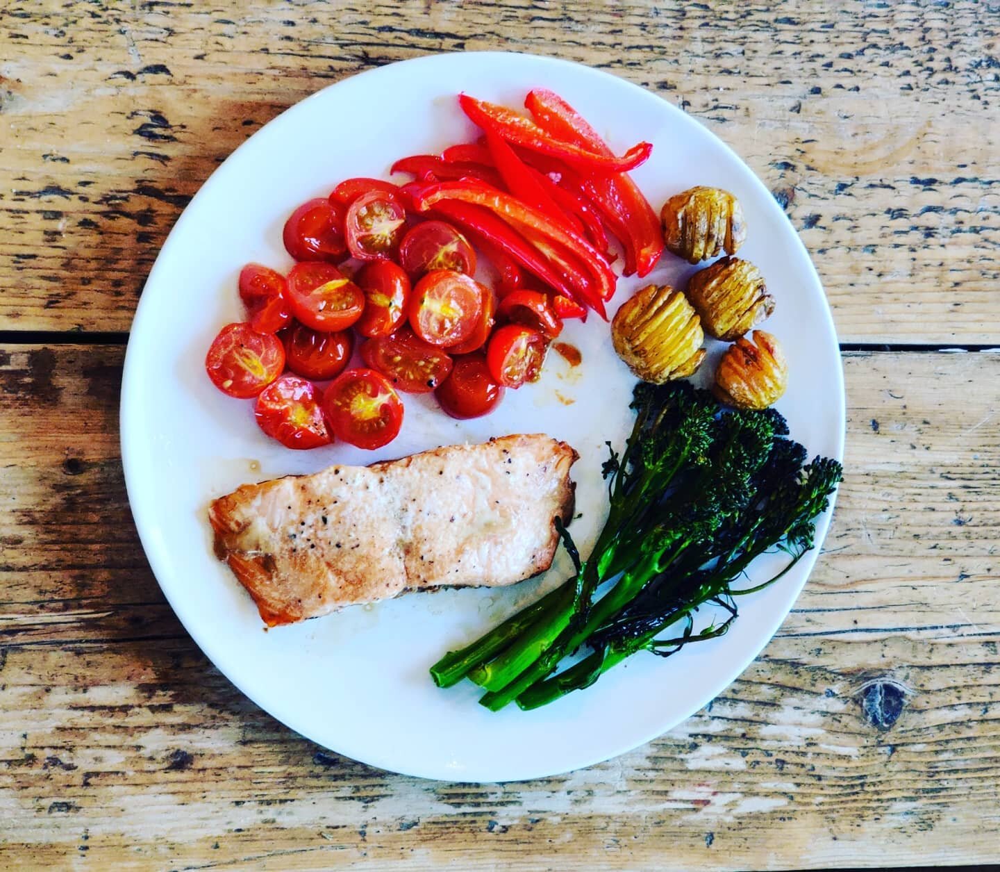 Simple, tasty and nutritious! Oven cooked veg with salmon cooked with soy sauce, ginger, salt, pepper and garlic 😋
#tasty  #cleaneating #salmon #light #pt