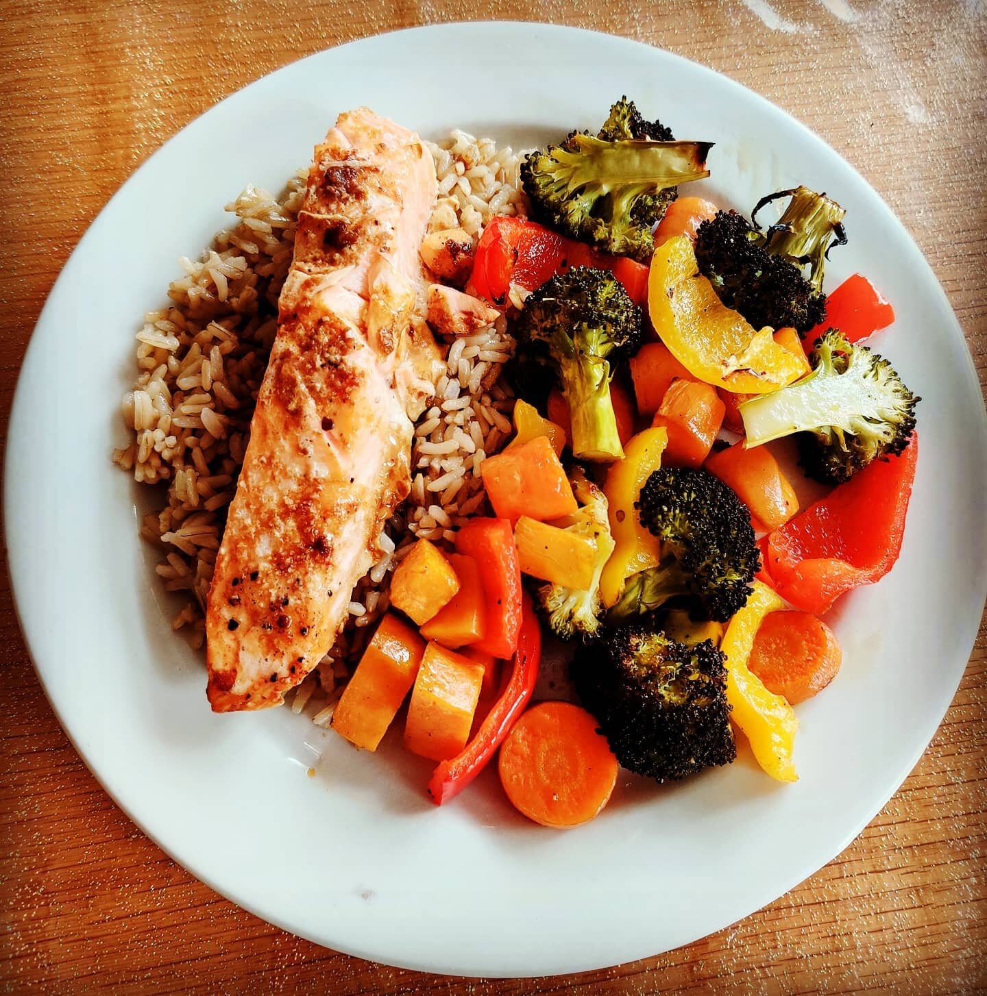 Favourite fish recipe that I cook... Salmon cooked in soy sauce, garlic, ginger, salt and pepper. Make a tin foil parcel, pop it in the oven for about 20mins and it's good to go! Roasted veggies and brown rice with it 🤤 tasty and easy! 
#nomnomnom #