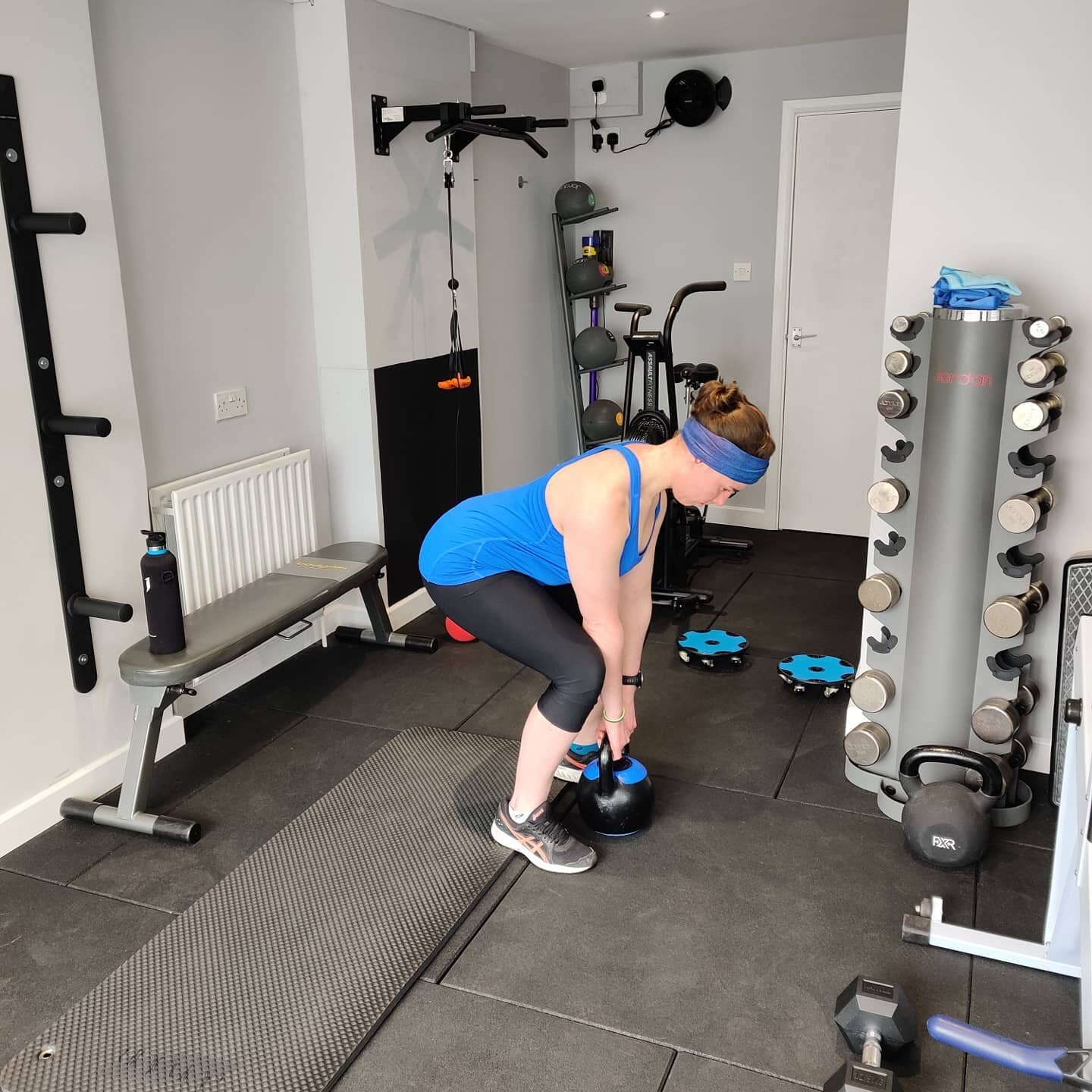 Saturday studio workout is back! Been a couple of weeks as we've been busy but good to be back and use the new cable as well!

1) KB Deadlifts
2) Cable High Row
3) Hamstring Curls
4) Press Ups
5) DB Squats
6) Cable Mid Row

Compound moves followed by