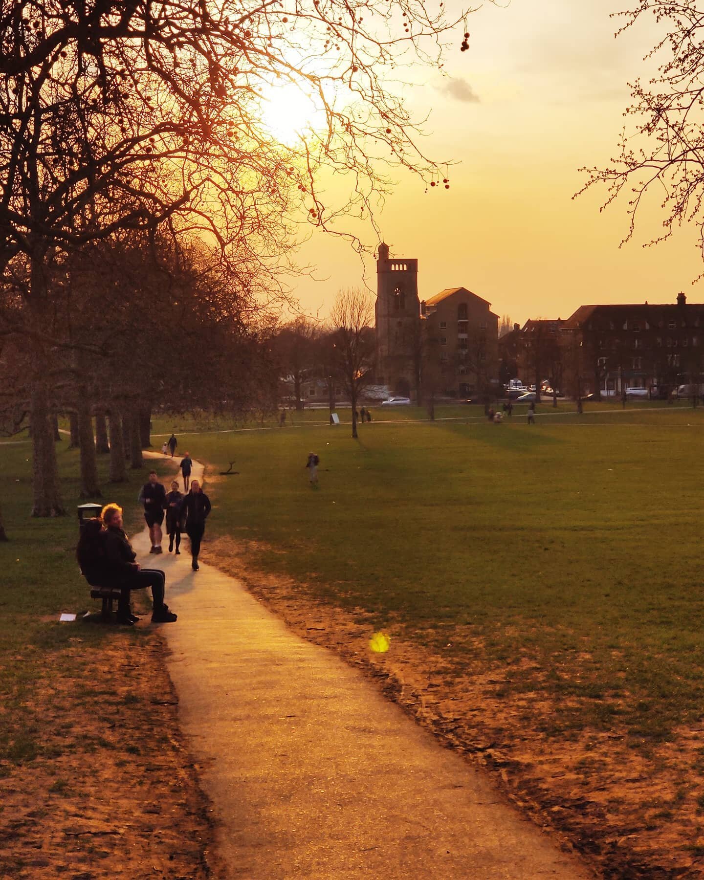 Timed my walk perfectly to hit the top of Streatham common whilst the sun was setting today 🤩
#loveagoodsunset #walking #streathamcommon #perfecttiming