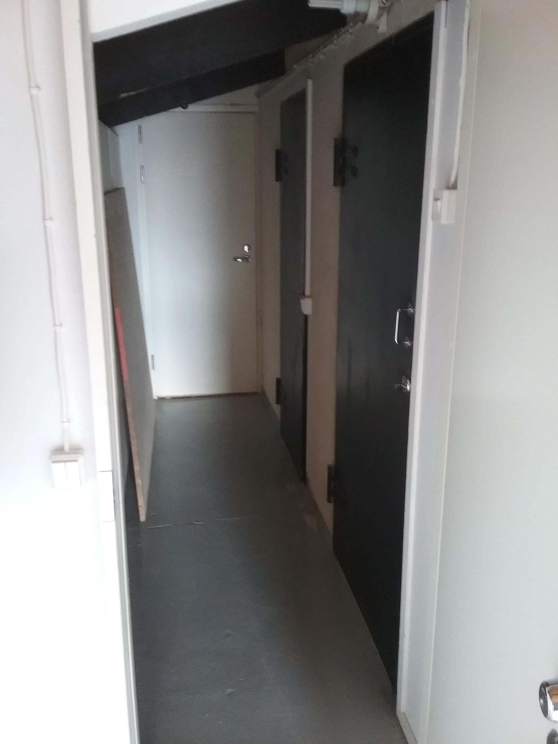 Ensimmäisestä ovesta pääsee portaikkoon ja toisesta vessaan. 
