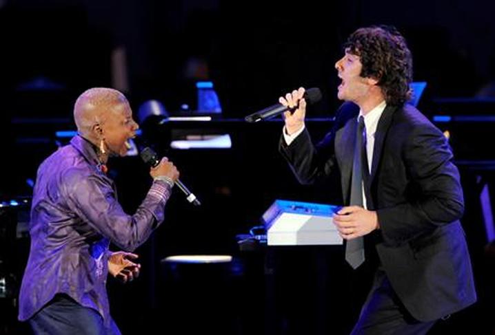 kidjo-josh-groban.jpg