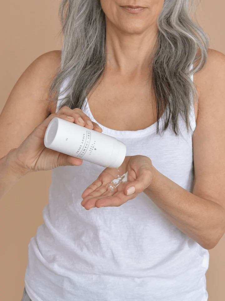 6 Best Natural & NonToxic Dry Shampoo Made with Organic Ingredients