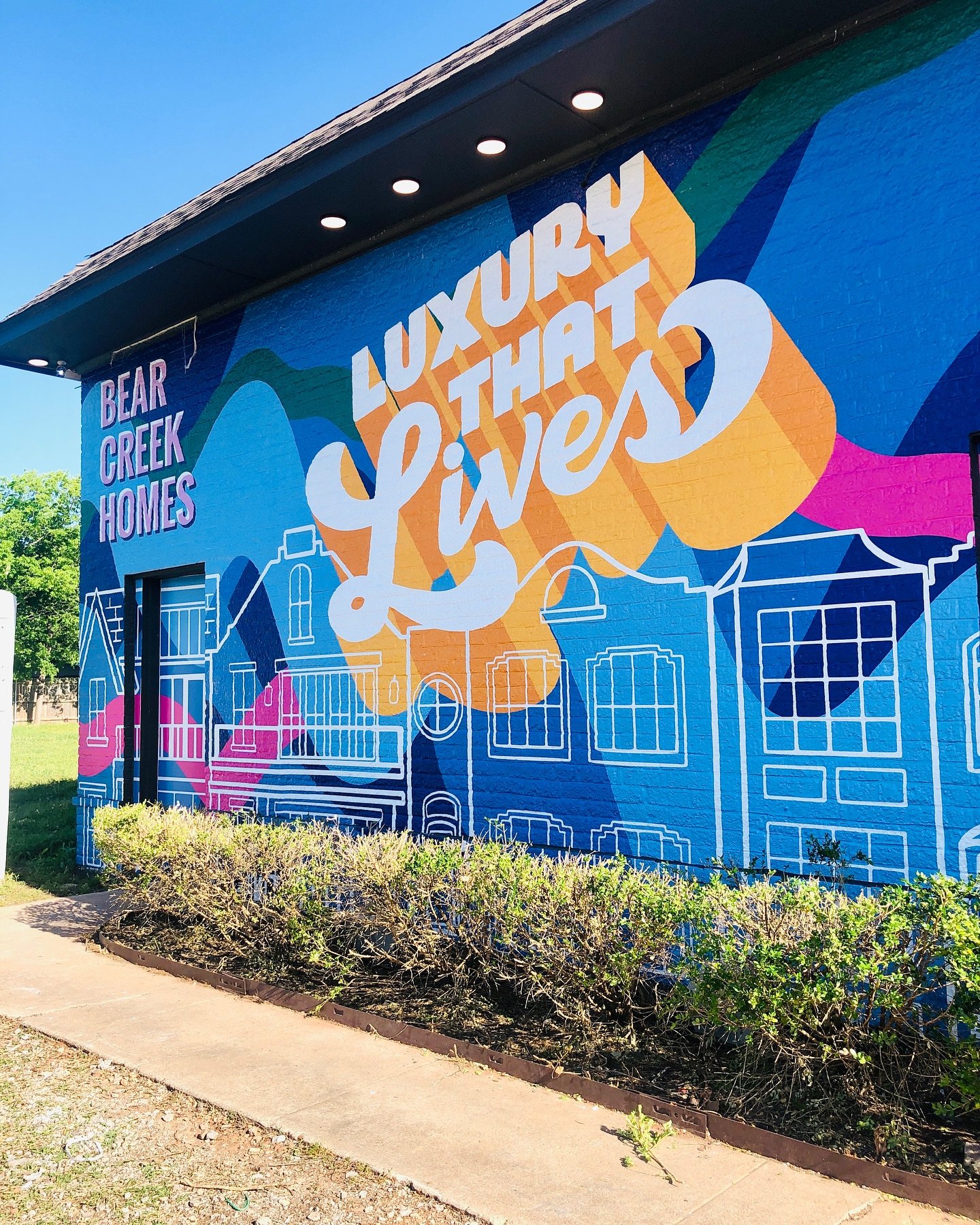 This vibrant architectural and abstract vinyl mural we designed for @bearcreekhomes turned out amazing 😍 Bear Creek Homes just had their grand opening of their new studio on Western and wanted a mural design that was not only eye-catching but was al