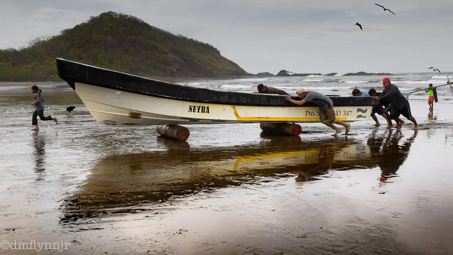 Bringing in the fishing boat in El Tránsito