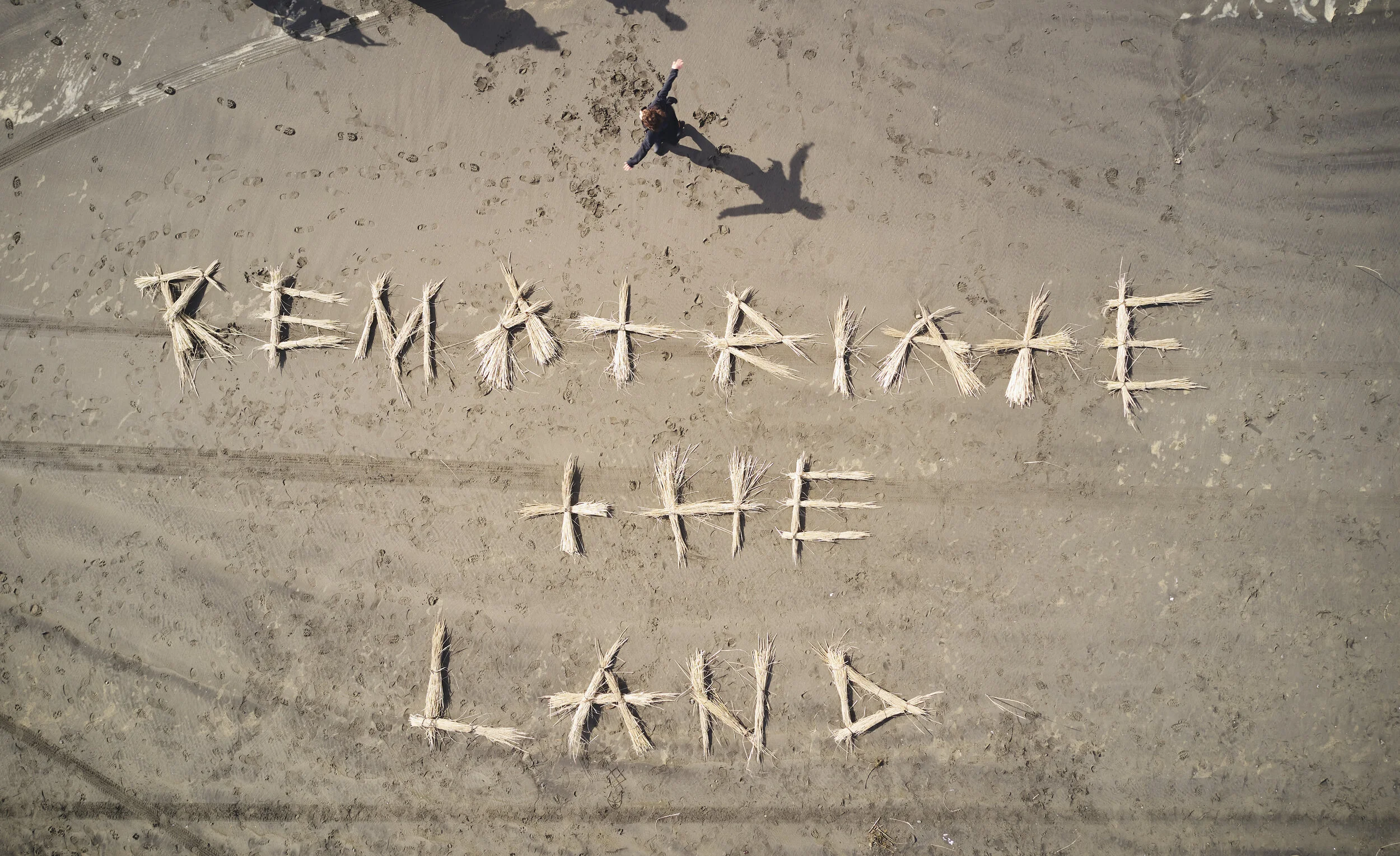 “REMATRIATE THE LAND”  AN INTERNATIONAL COUNCIL OF THIRTEEN INDIGENOUS GRANDMOTHERS TRIBUTE4’X42’MARREN (DUNE) GRASS AND SEA KELPINSTALLED VIA “PROCESSION OF CARE” ON THE SHORELINE OF SEAVIEW WASHINGTON AND CAST TO SEA