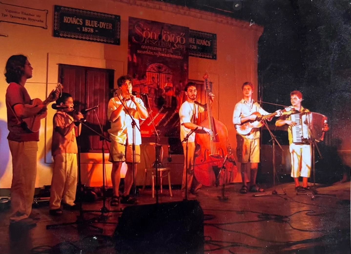 🧡 S&ouml;ND&ouml;RGő Family Time

🥁 Vujicsics square in Szentendre at the S&ouml;ND&ouml;RGő Festival 21 years ago 🎉

▶️ From left: &Aacute;ron, Sali, D&aacute;vid, Attila, Szlobod&aacute;n, Benji ☄️

#Sondorgo #s&ouml;nd&ouml;rg&ouml; #familytime