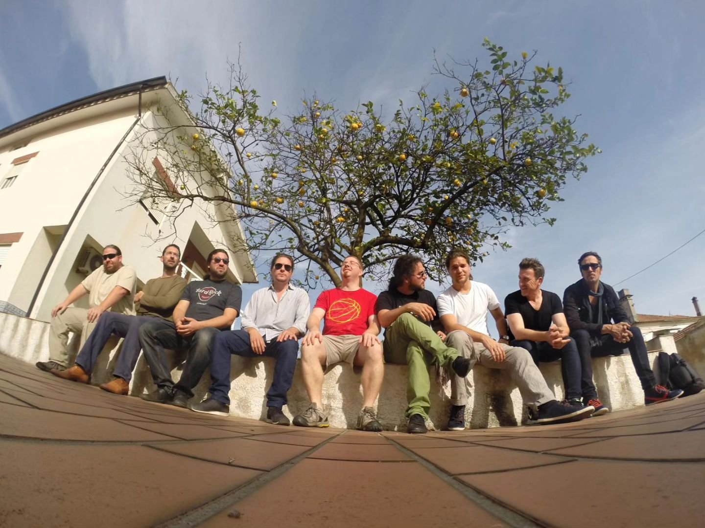 😍 The Team 😍
🚘 In 2014 on our way to WOMEX under a lemon tree in Portugal 🍋

😍 A Csapat 😍
🚘 2014-ben, &uacute;tban a WOMEX-re, egy portug&aacute;liai citromfa alatt &uuml;ld&ouml;g&eacute;lve 🍋

#sondorgo #worldmusicians  #magyarzene #zenekar