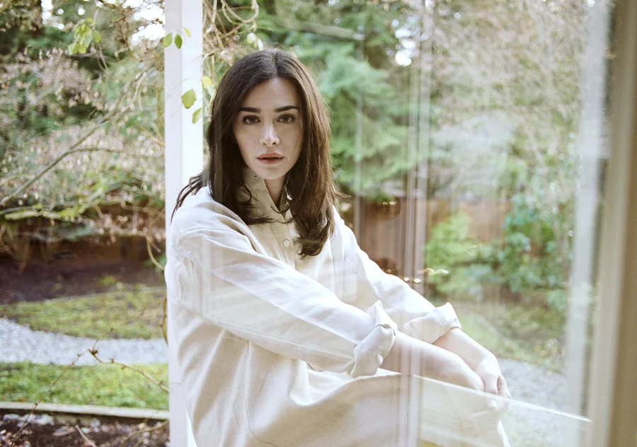 TheSleepShirt_VerdiLinenNightshirt4_Fall2014_JennileeMarigomen_LR.jpg