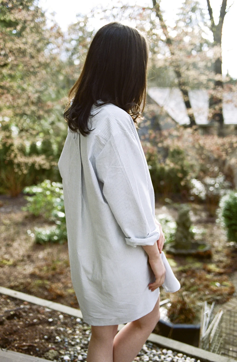 TheSleepShirt_ShortSleepShirtBlueOxford5_Fall2014_JennileeMarigomen_LR.jpg