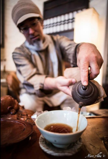MJ pouring Puerh Tea