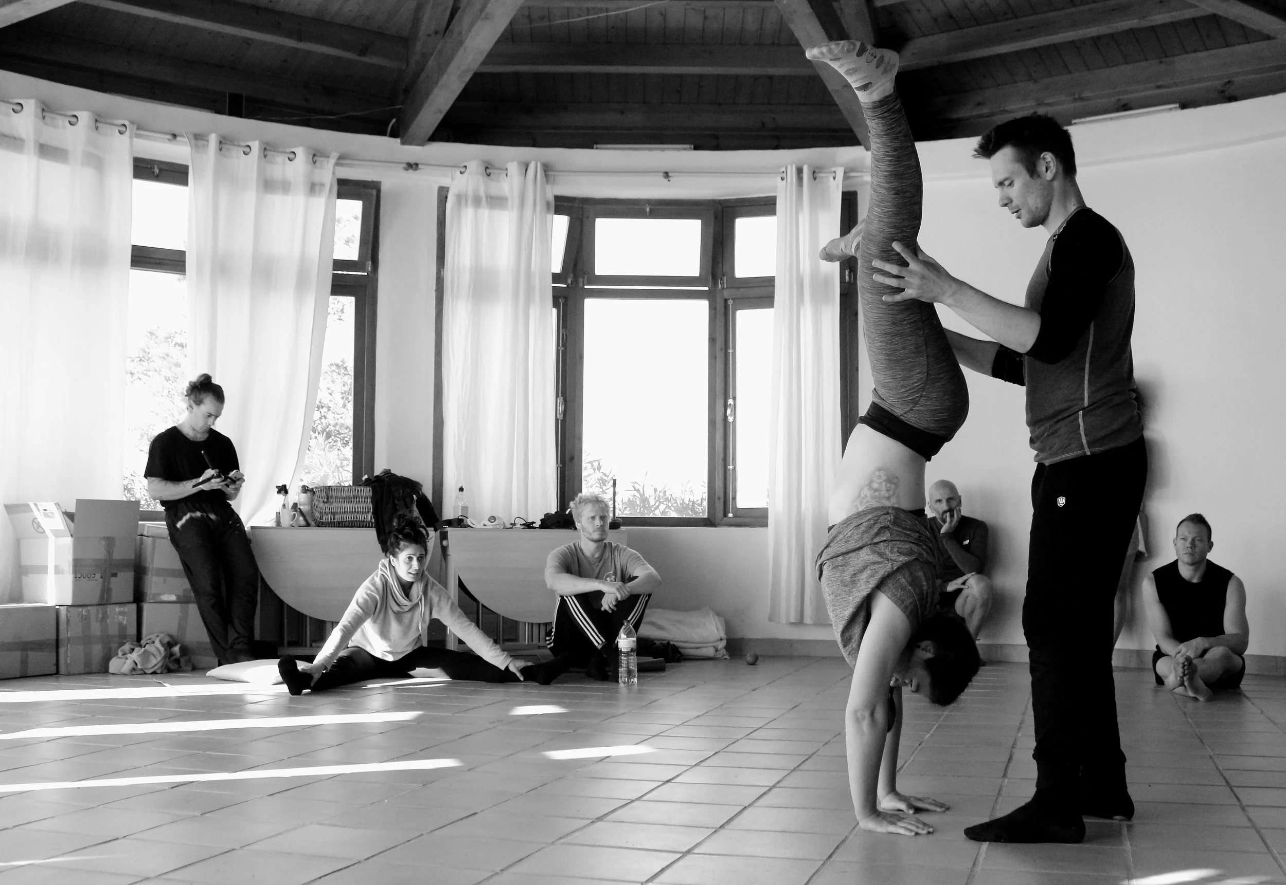 Inertia Retreat_Sunday Morning_Mikael Handbalancing_Seve_3bis.jpg