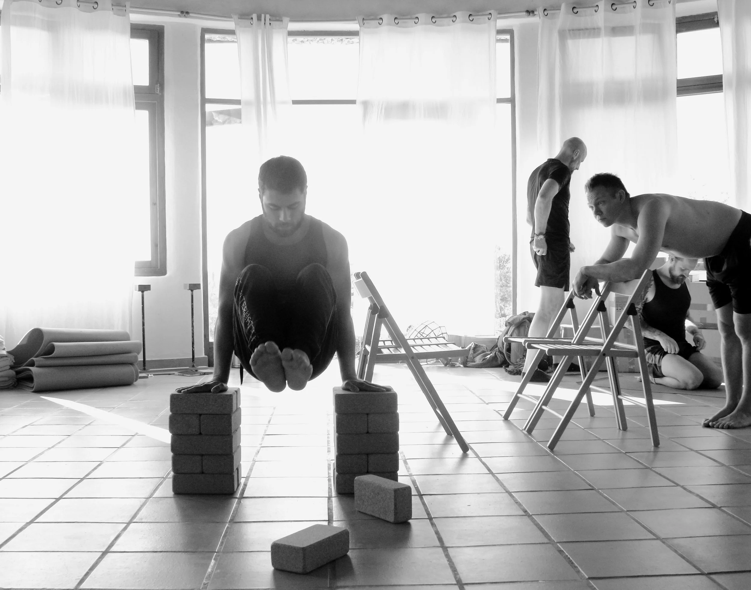 Inertia Retreat_Sunday Morning_Mikael Handbalancing_Seve_7.jpg