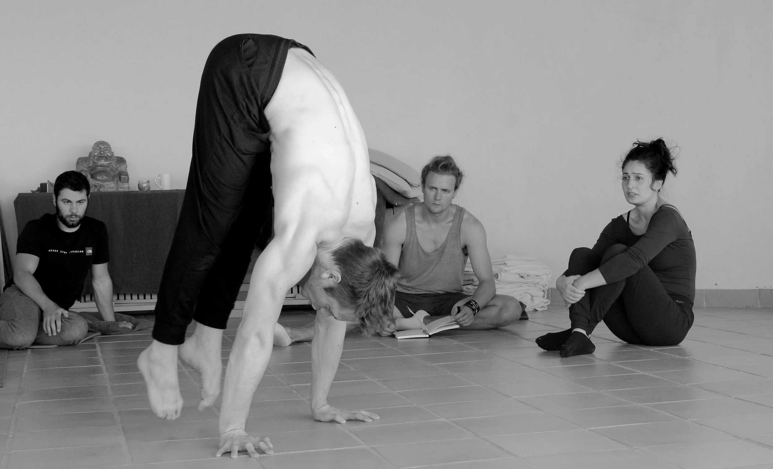 Monday Morning_Mikael Handbalancing_Seve_3.jpg