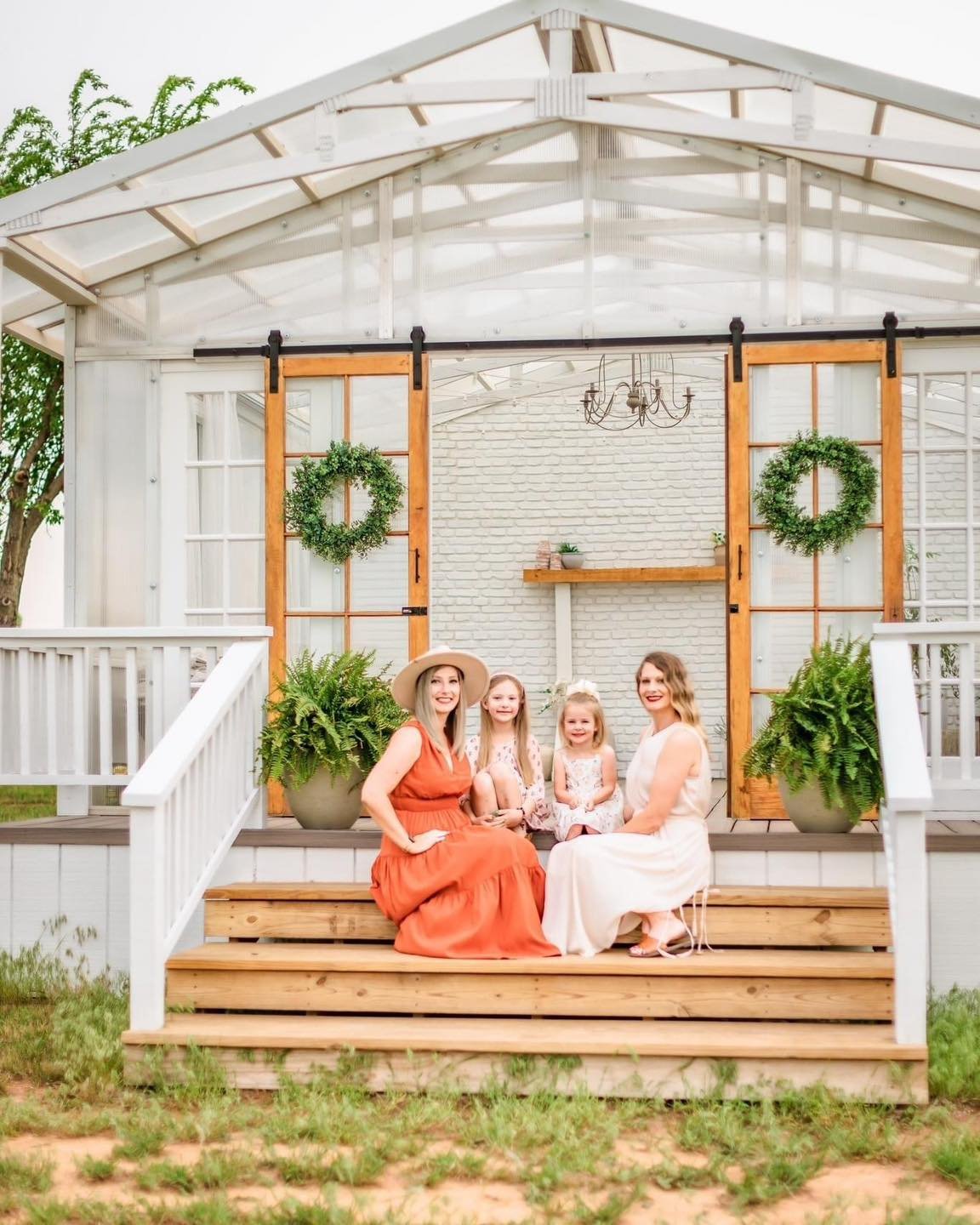 🌸 Don't miss out on your last chance to book our Spring Mini session! 🌿 Join us this Saturday at the exclusive Greenhouse in Tuttle for a truly unique photo experience. Capture the beauty of the season in a special location that's privately owned. 