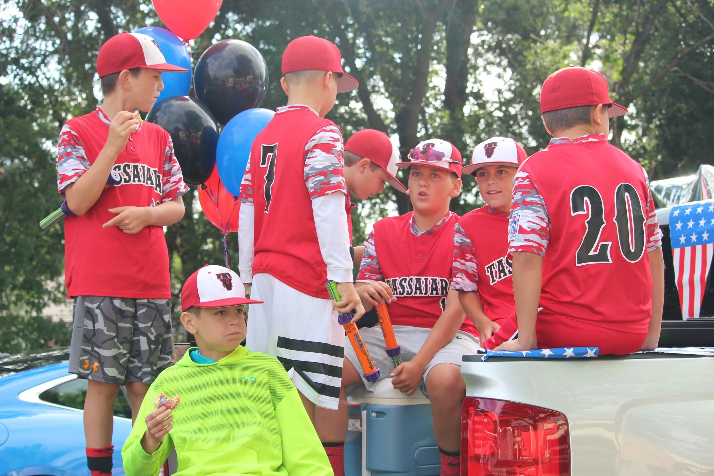 Spraying water at spectators during the parade is not permitted.