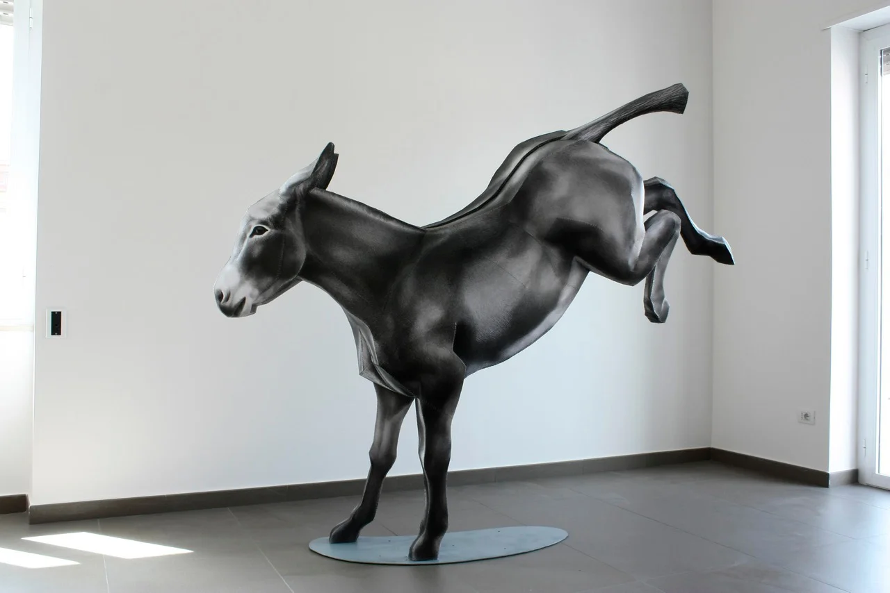 “Asina” 2014 H 197 cm x 237 cm x 42 cm , carta disegnata a matita e cucita