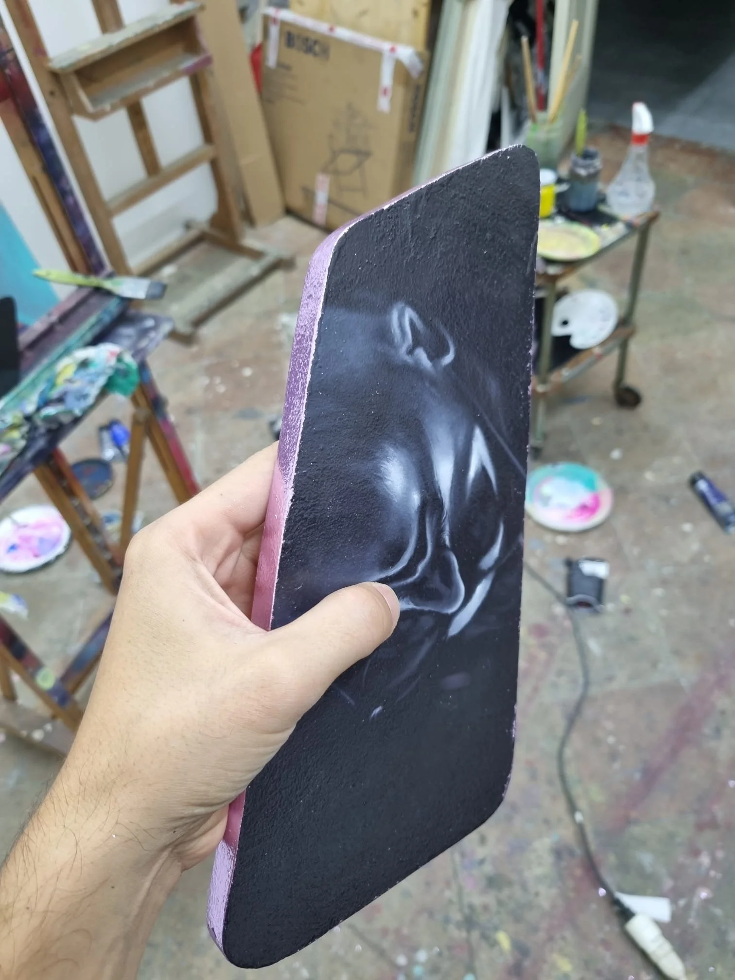 The Others, 2022, olio su tavola e foglia rosa, 18x30cm ca