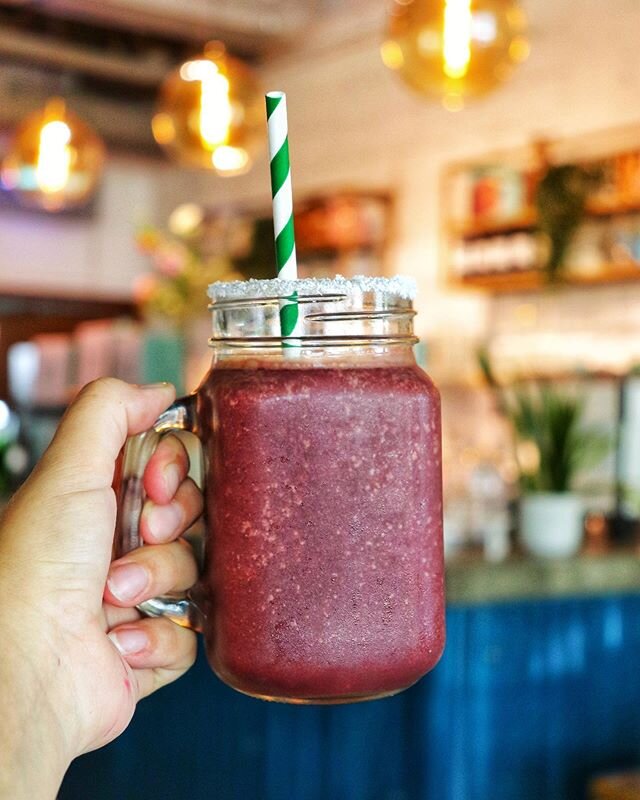 Acai smoothie is full of antioxidants and taste yummy too 😋

@arrowsparrows 
#arrowsparrows #dxbreakfasts #healthydubai #dubaismoothies #dubaikids #dubaifamilies