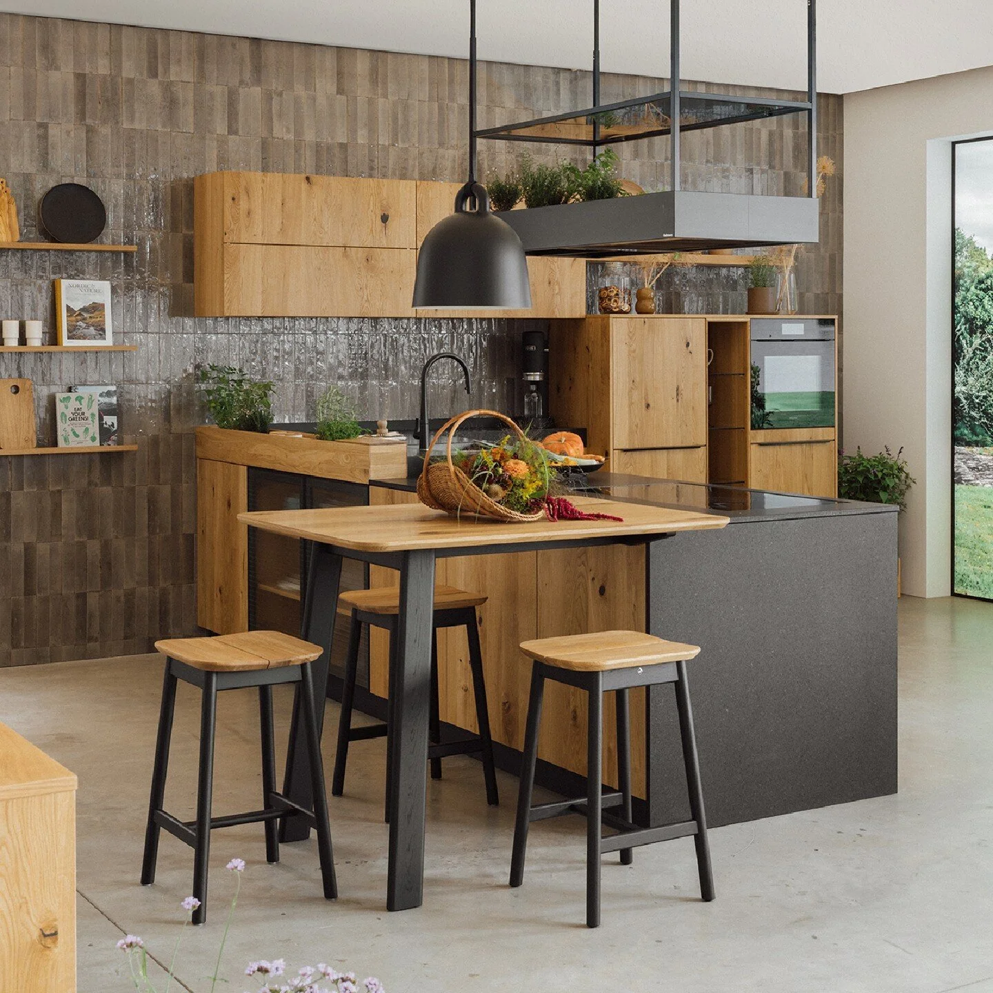 Eiche wild neu:
Mit ihrer L-Form und ihren optimierten Laufwegen sind alle deine K&uuml;chenger&auml;te griffbereit und erleichtern dir so den Alltag.

#walden #glaselemente #naturholz #naturholzk&uuml;che #k&uuml;cheninspiration #kitcheninspiration 