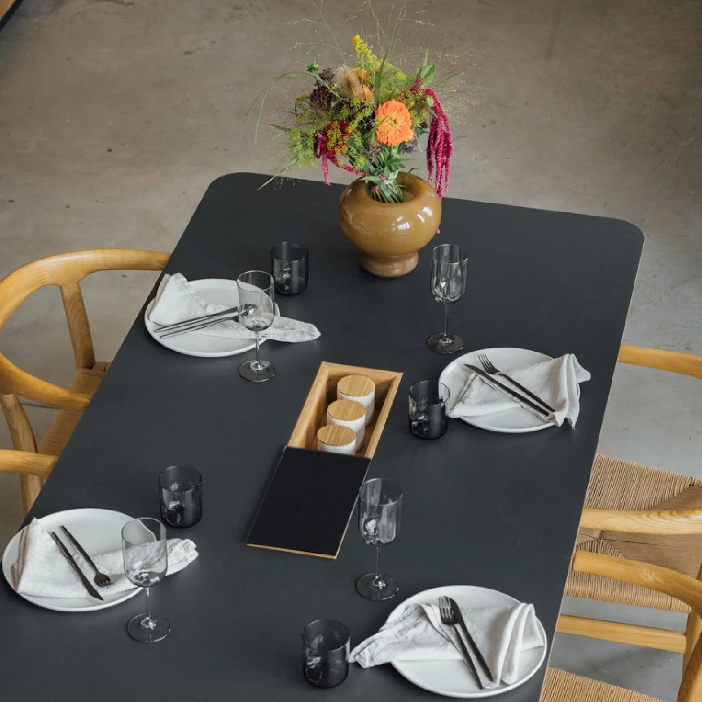 Stillvolles Essen mit unserem neuen Esstisch. Die sanft geschwungenen Linien des Tisches harmonieren perfekt mit allen runden Elementen die sich so &uuml;ber deinen Tisch verteilen 🍽️,🥛,☕

#walden #waldenesstisch #naturholz #naturholzk&uuml;che #k&