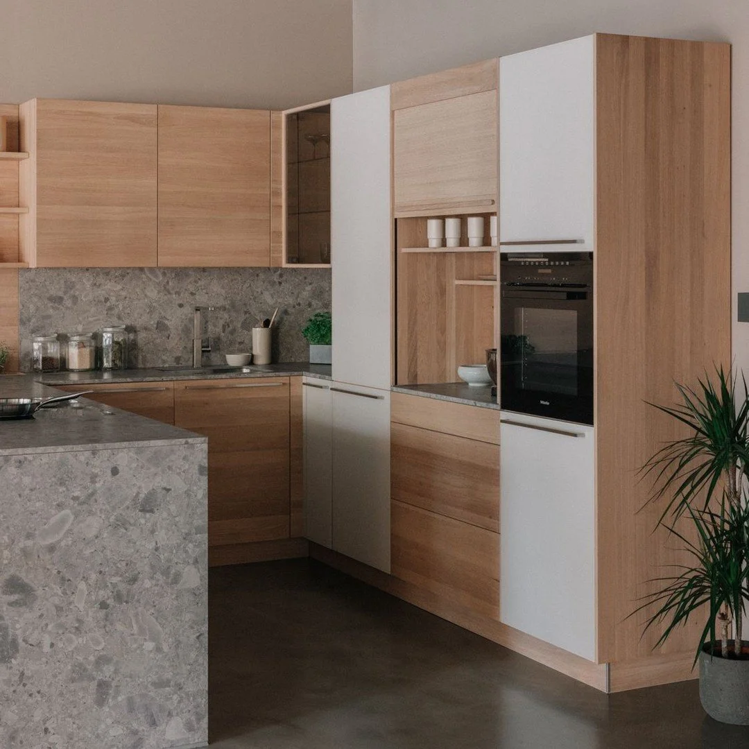 Charmante Coolness 🤍 
Auf der Suche nach charmanter Eleganz kombiniert mit einem cool-modernen Stil? Die naturweißen Glaselemente bringen Helligkeit und Leichtigkeit in den Raum, während der Designschrank mit Nurglastür in Rauchglas