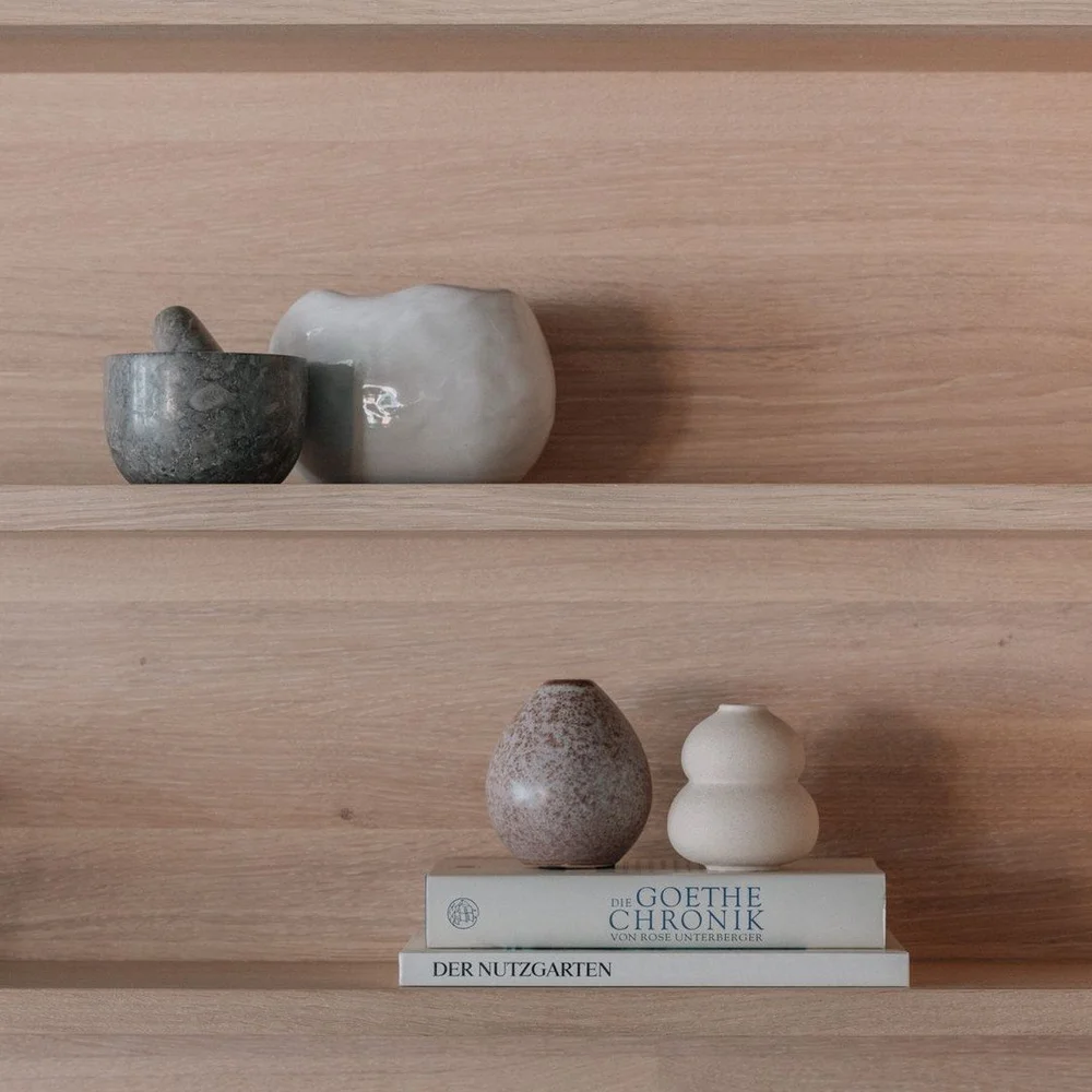 In nur wenigen Minuten montiert, setzt das Wandboard aus reinem Naturholz die sch&ouml;nsten Vasen, Gl&auml;ser und vieles mehr in Szene. Die integrierte Beleuchtung sorgt dabei f&uuml;r eine weiterlaufenden Beleuchtung der Arbeitsplatte.

#walden #n